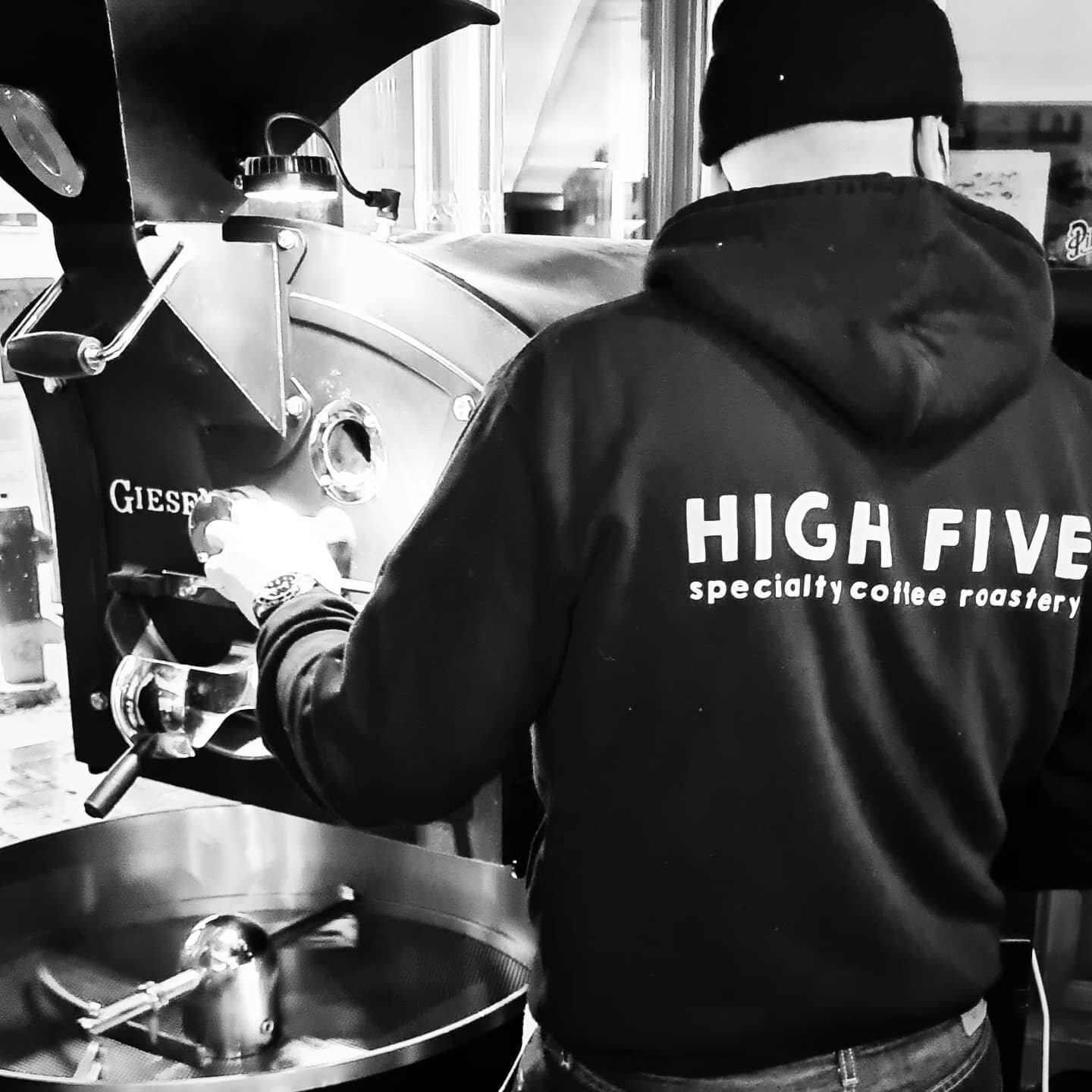 HIGH FIVE - specialty coffee roastery : votre rdv caf&eacute; de qualit&eacute; au c&oelig;ur du Brabant-Wallon ☕ 🇧🇪 👌
.
.
.
#coffeeexperience #specialtycoffee #lln #uclouvain #Handcrafted #Tasty #CAFE #torrefactiondecafe #microtorrefaction #vrac 