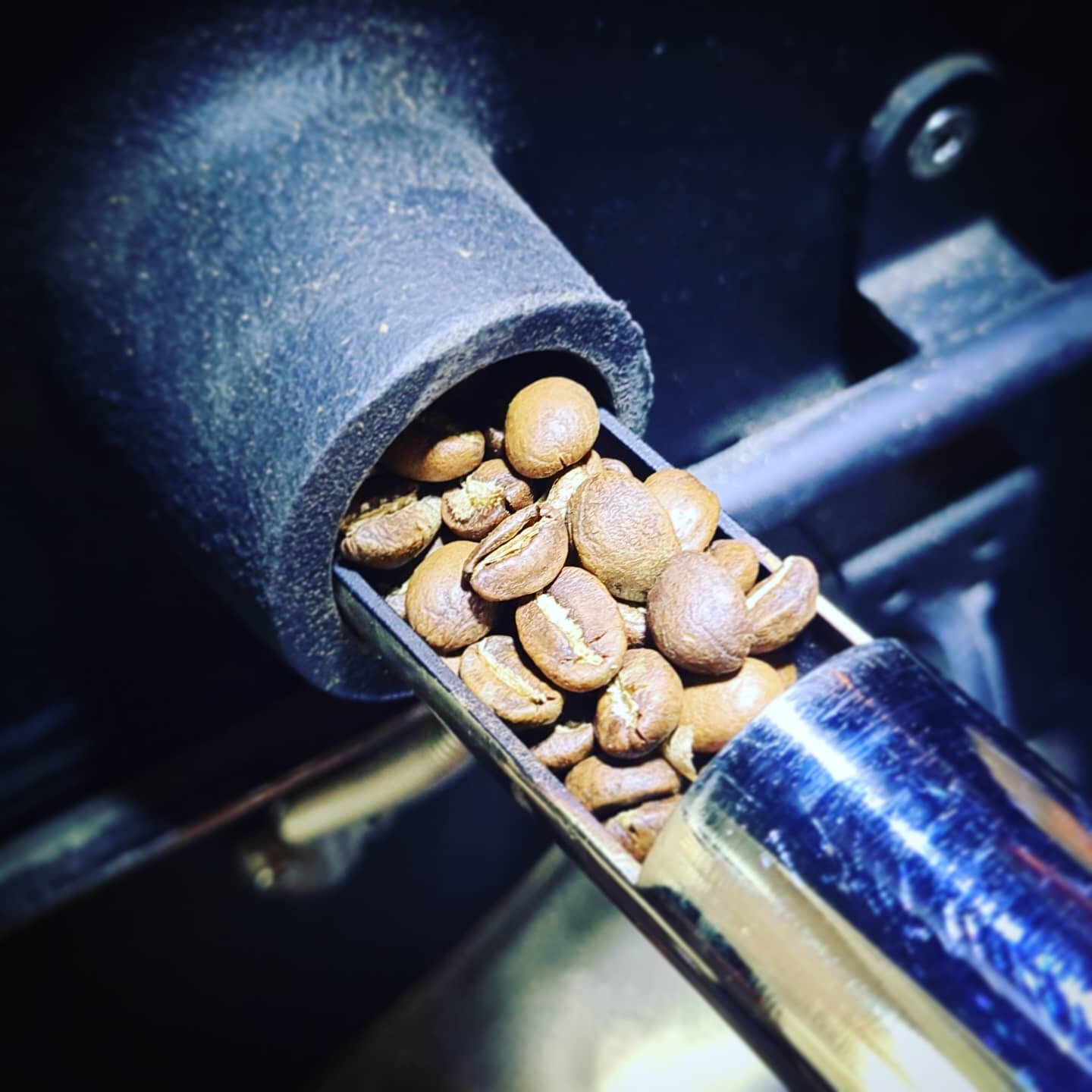 Specialty Coffee roasted with passion in LLN 👌 ☕ by @highfivespecialtycoffee
.
.
.
#coffeeexperience #specialtycoffee #lln #uclouvain #HighfiveSpecialtyCoffee #Handcrafted #Tasty #CAFE #torrefactiondecafe #microtorrefaction #vrac #artisanal #local