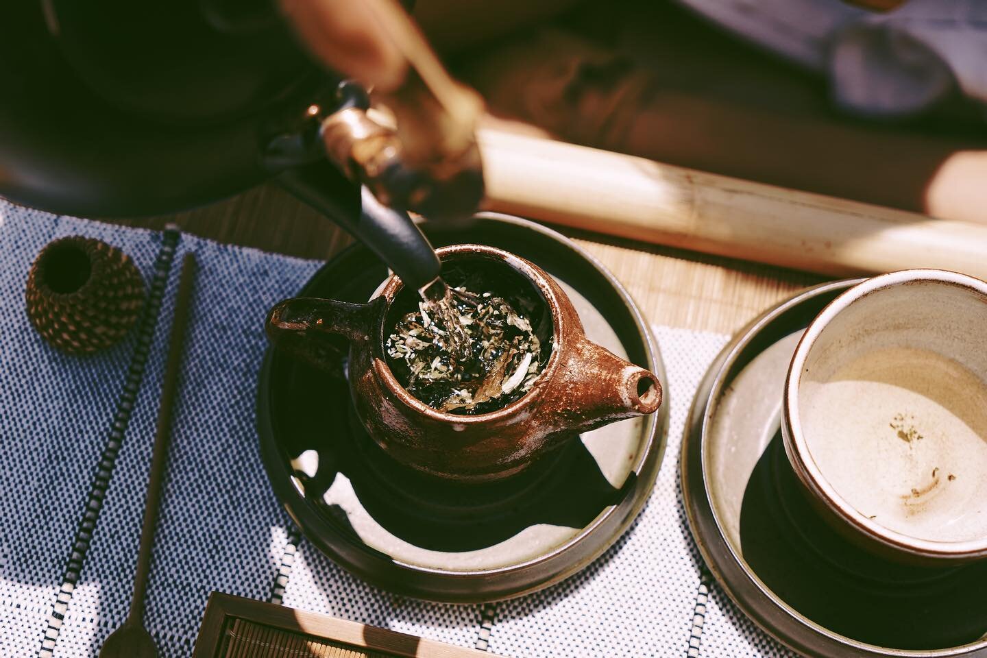 A beautiful Gongfu cha ritual with our nourishing Elysian Bai Cha, a tea blessing us with the grace of the element of Water. 💧
.
Registration for the Way of Tea course online platform are about to open. We are finalizing the last details, to open th