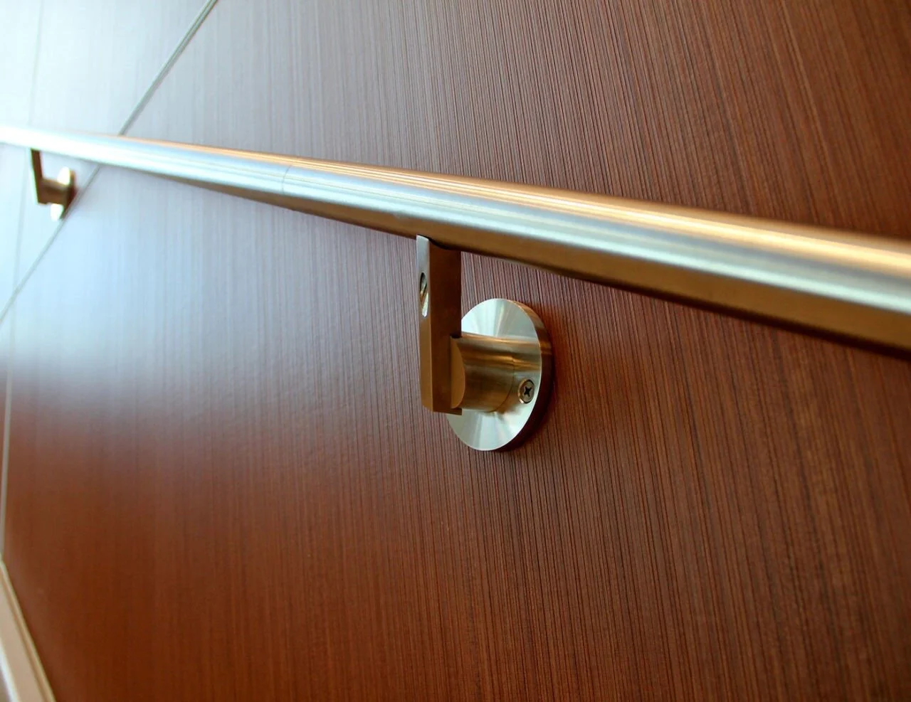 Stainless_Steel_Handrail_72-1280x987.jpg
