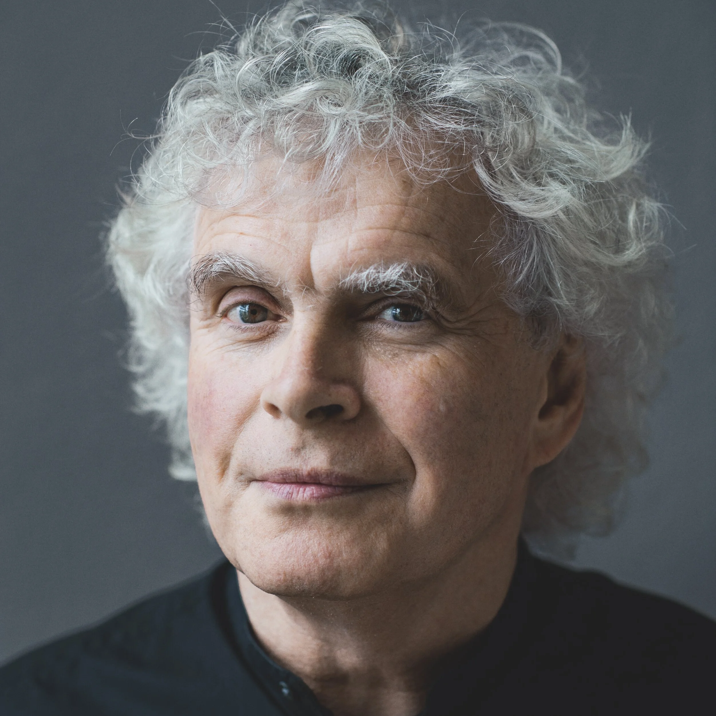 Sir_Simon_Rattle_by_Oliver_Helbig.jpeg