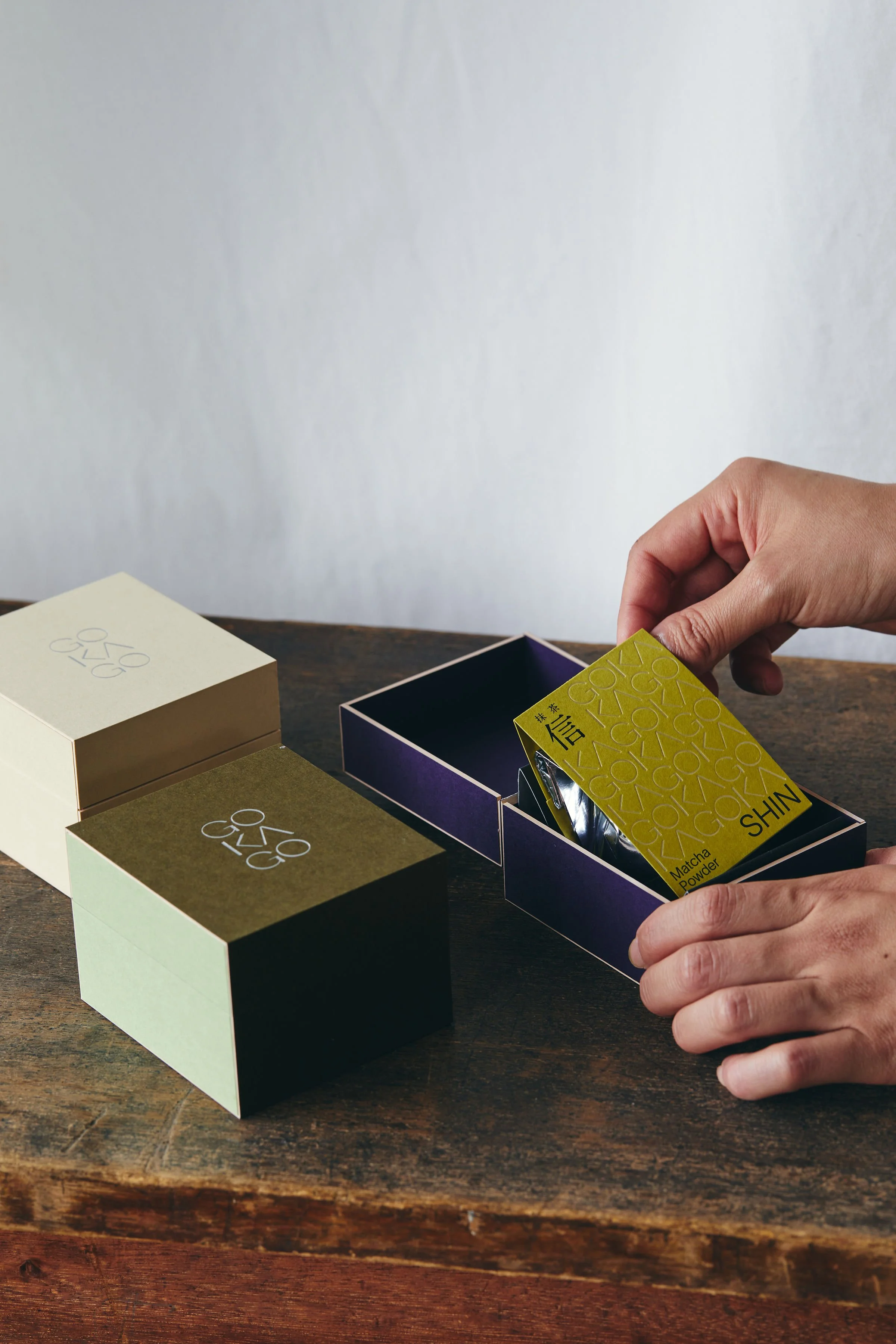 SquareGiftBox_Hand_6818.jpg