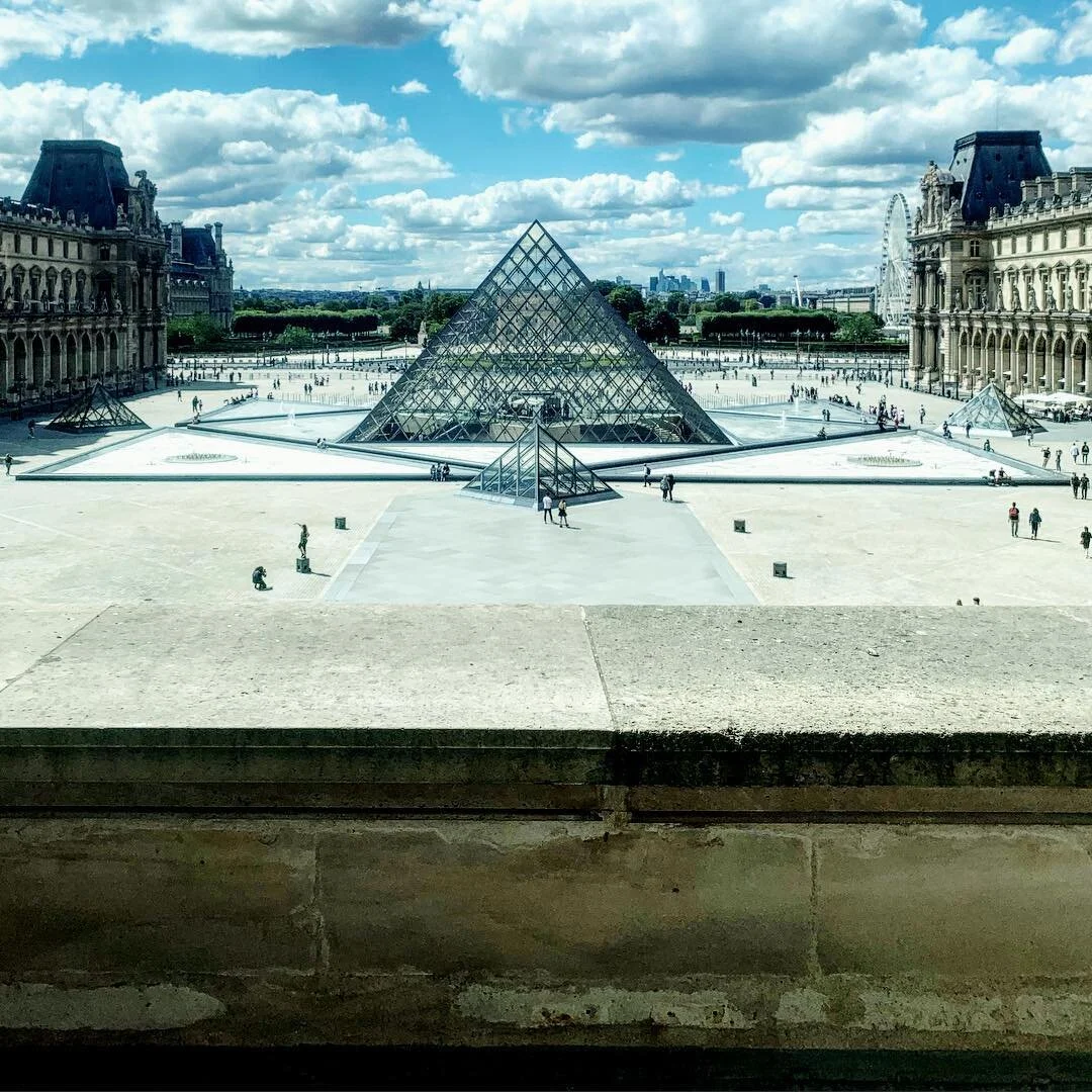 The pyramid at the edge of the world... or an in-camera illusion... or thé pyramid at the edge of the world... or an in-camera illusion... or th&eacute; pyramid at the edge of the world... or an in-camera illusion... 

#trickphotography #trompeloeil