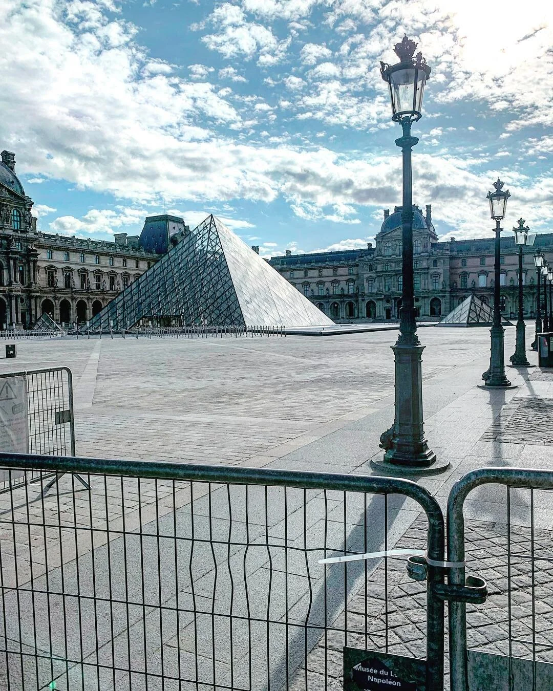 32 Days Later
Le Lockdown goes on.
#louvre #covid
