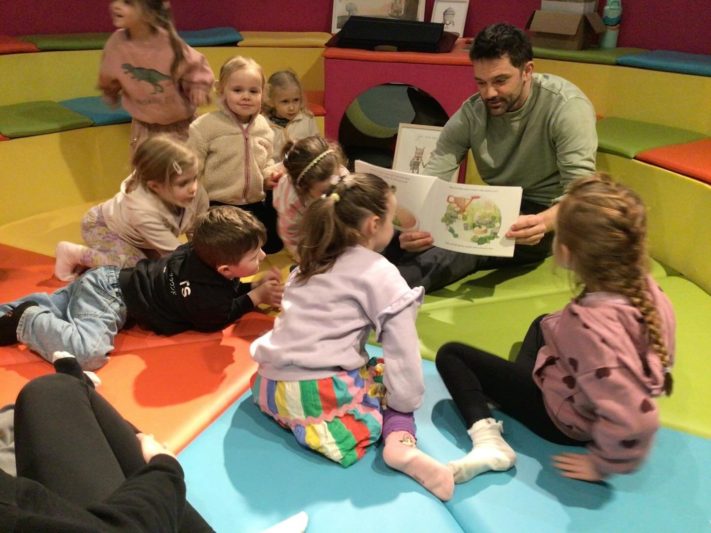 I got to put my community art hat back on a couple of weeks ago at @perthartgallery with a visiting group of fabulous children from a local nursery in Perth. We had a look at some of my work and read @westringwrites Slug in a mug, which I also made i