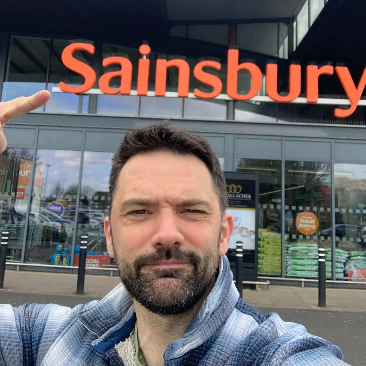 Well lookey lookey here, it&rsquo;s your friendly neighbourhood greeting card designer, outside his new favourite supermarket, announcing a wee collab with the one, the only&hellip;. @sainsburys 

This has been a long time in the making and I&rsquo;m