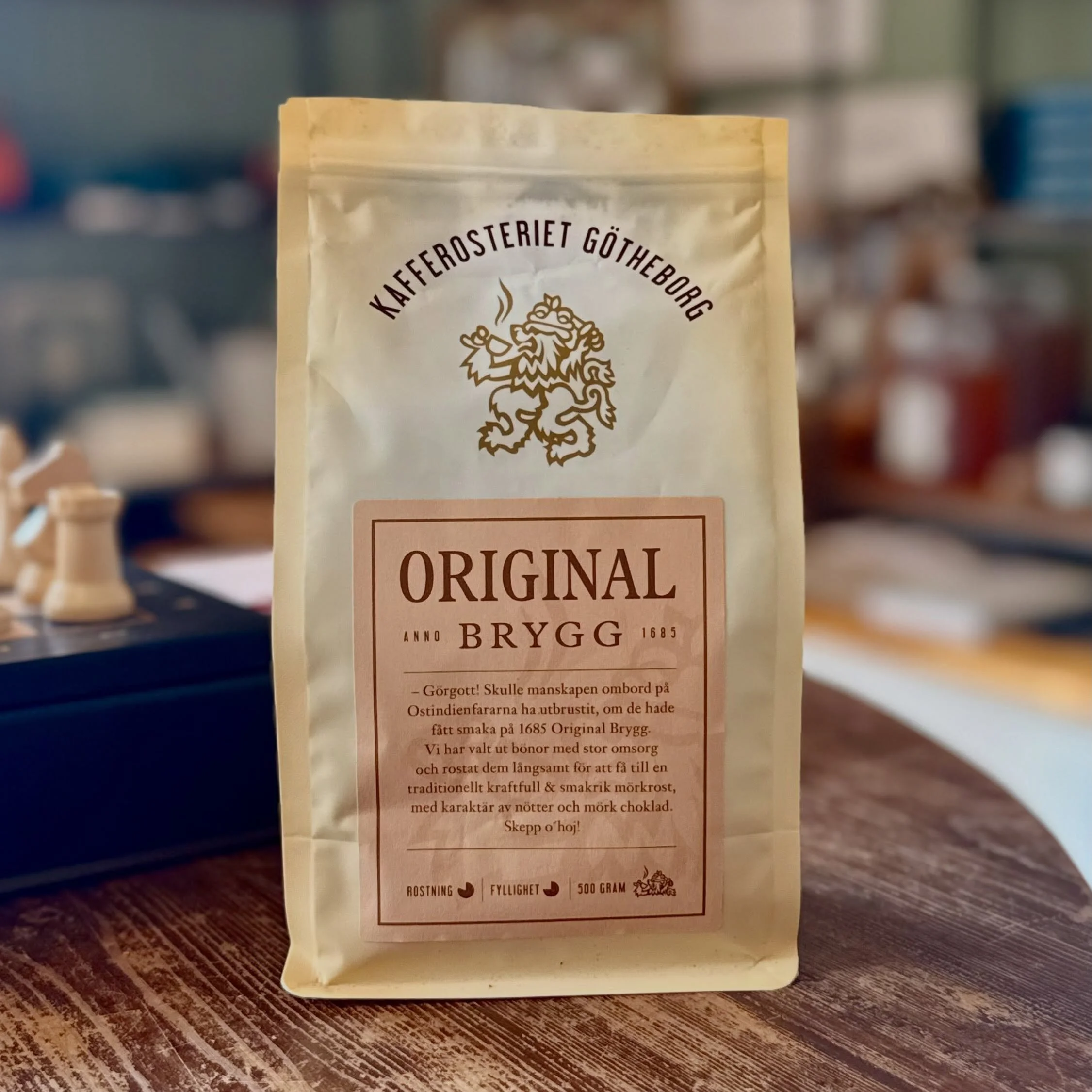 Vi tar kaffet p&aring; allvar h&auml;r p&aring; Knekten &amp; Diplomaten ☕

Efter baristautbildningen k&auml;nns det extra r&auml;tt att lyfta fram bryggkaffet vi s&auml;ljer h&auml;r i butiken &ndash; Kafferosteriet G&ouml;theborgs Original Brygg, r