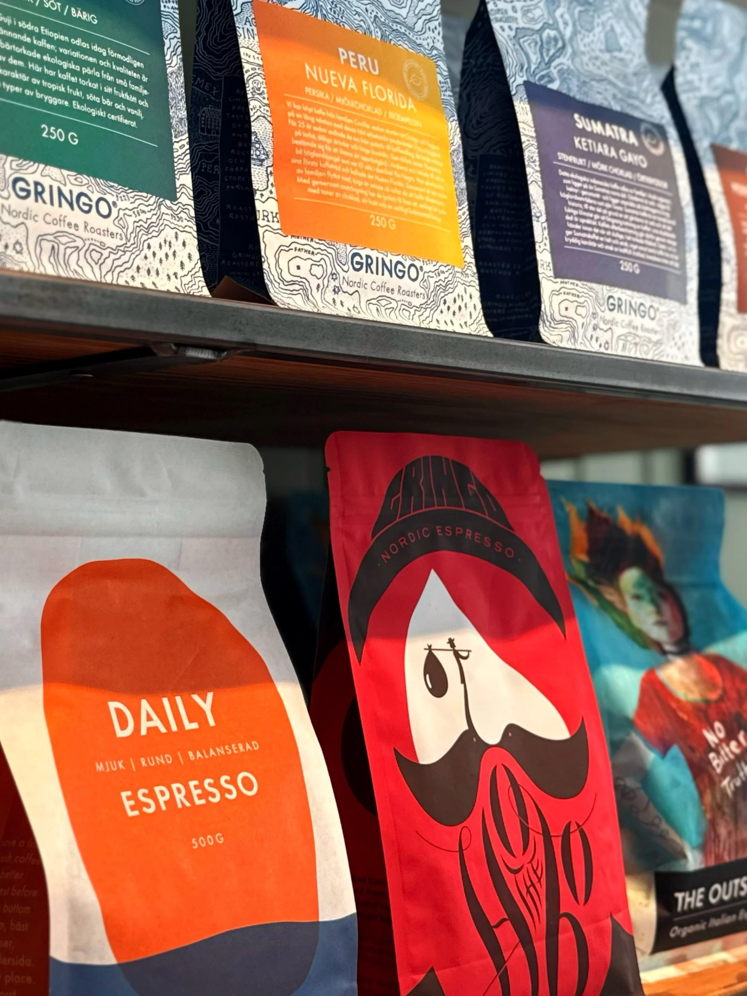 F&ouml;redrar du espresso &ouml;ver brygg? ☕

vi har redan pratat om bryggkaffet,  idag &auml;r det dags f&ouml;r de hela b&ouml;norna.

Vi har flera olika sorter i butiken, alla rostade av Gringo Nordic. Allt fr&aring;n l&auml;ttare, fruktiga rostni