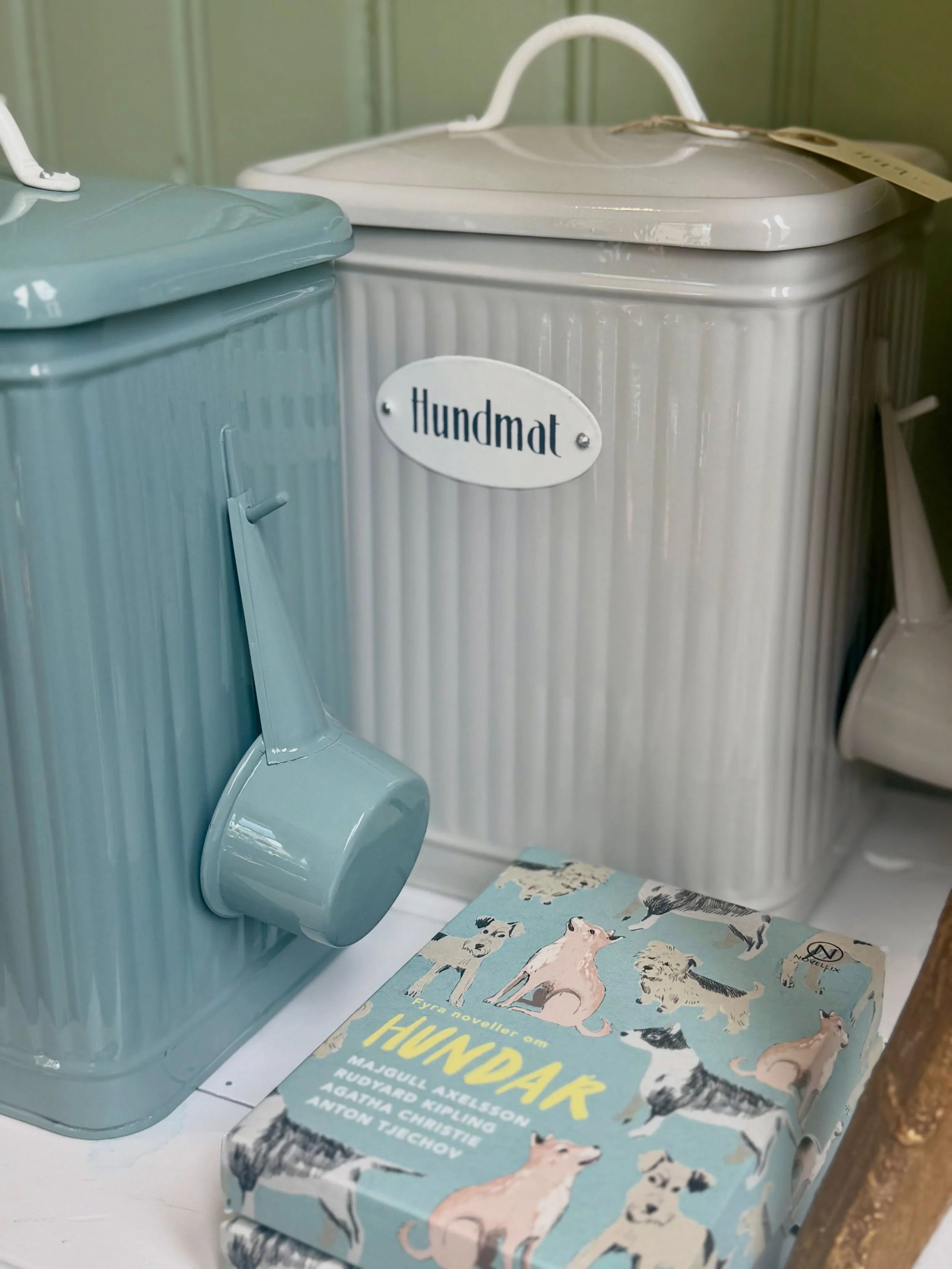 Vissa saker f&ouml;rtj&auml;nar en snyggare f&ouml;rpackning, som hundmaten. 🐾
Hugo-burkarna fr&aring;n Str&ouml;mshaga finns &auml;ven f&ouml;r hundmaten, med samma klassiska och tidl&ouml;sa design som f&ouml;rvaringsburkarna f&ouml;r kaffe &amp; 