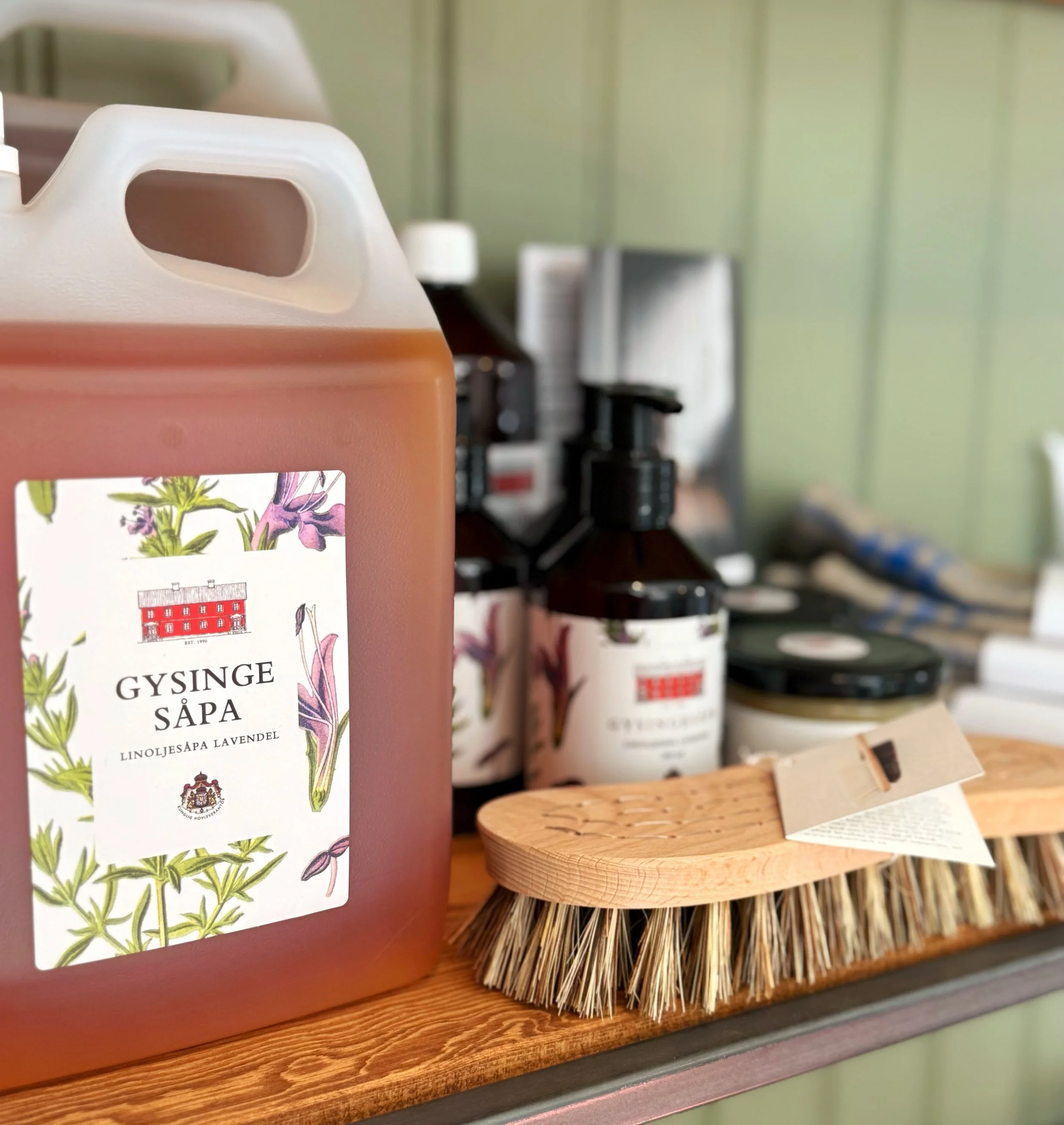 Uppt&auml;ck en riktig vardagsfavorit! 

Gysinges&aring;pa &auml;r en m&aring;ngsidig linoljes&aring;pa som reng&ouml;r, v&aring;rdar och passar till det mesta i hemmet.

V&auml;lkommen in till Knekten &amp; Diplomaten☕️

#gysingebyggnadsv&aring;rd #