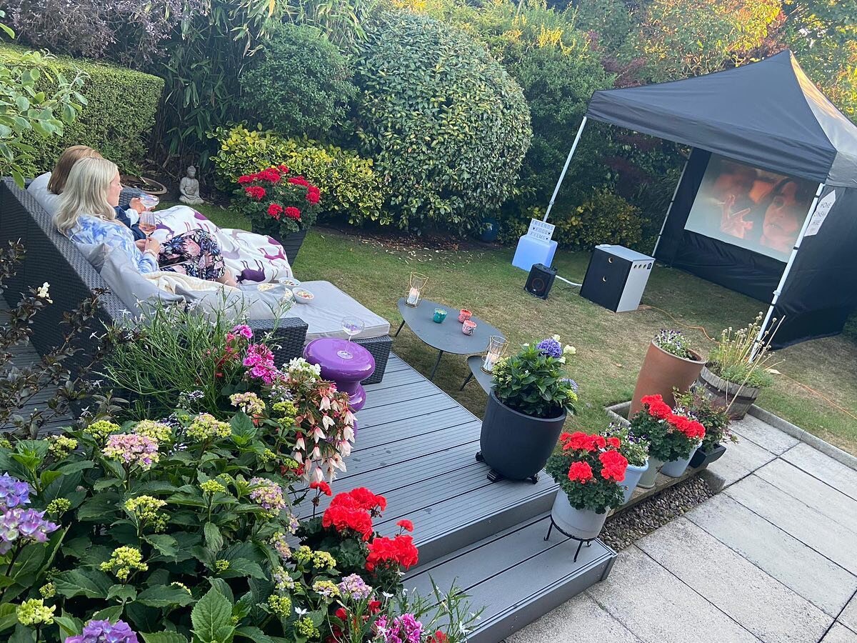 So looks like last night was the perfect night for entertaining outside! 😍 ☀️ 🍹
We love getting pics of customers enjoying their Home Cinema Hire set ups! 👌

#Friends #SummerEvenings #LoveIsland #Movies #BridgetJones #HomeCinemaHire #Leeds #Harrog