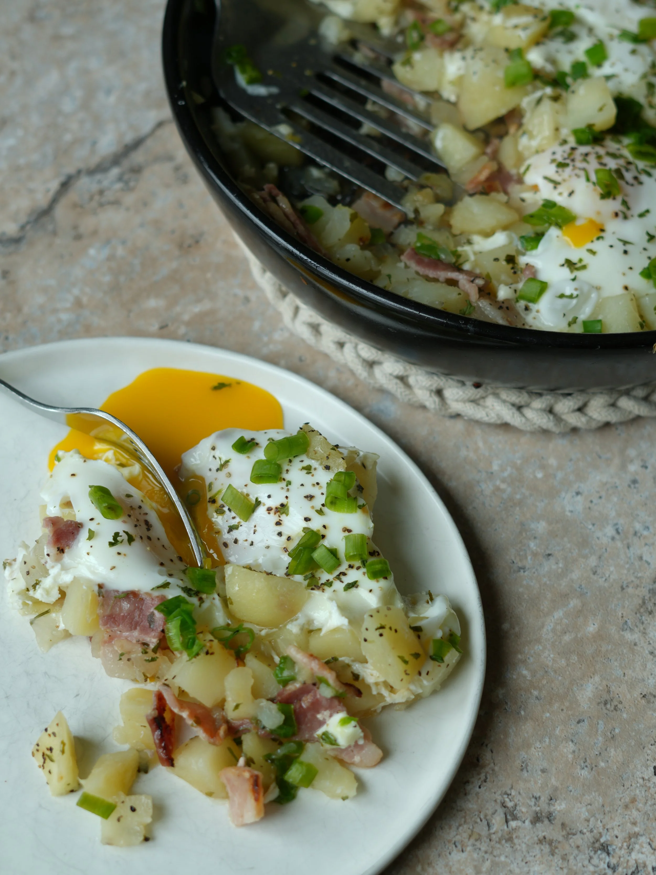 balanced meal with protein carbs fat and vegetables for stable energy