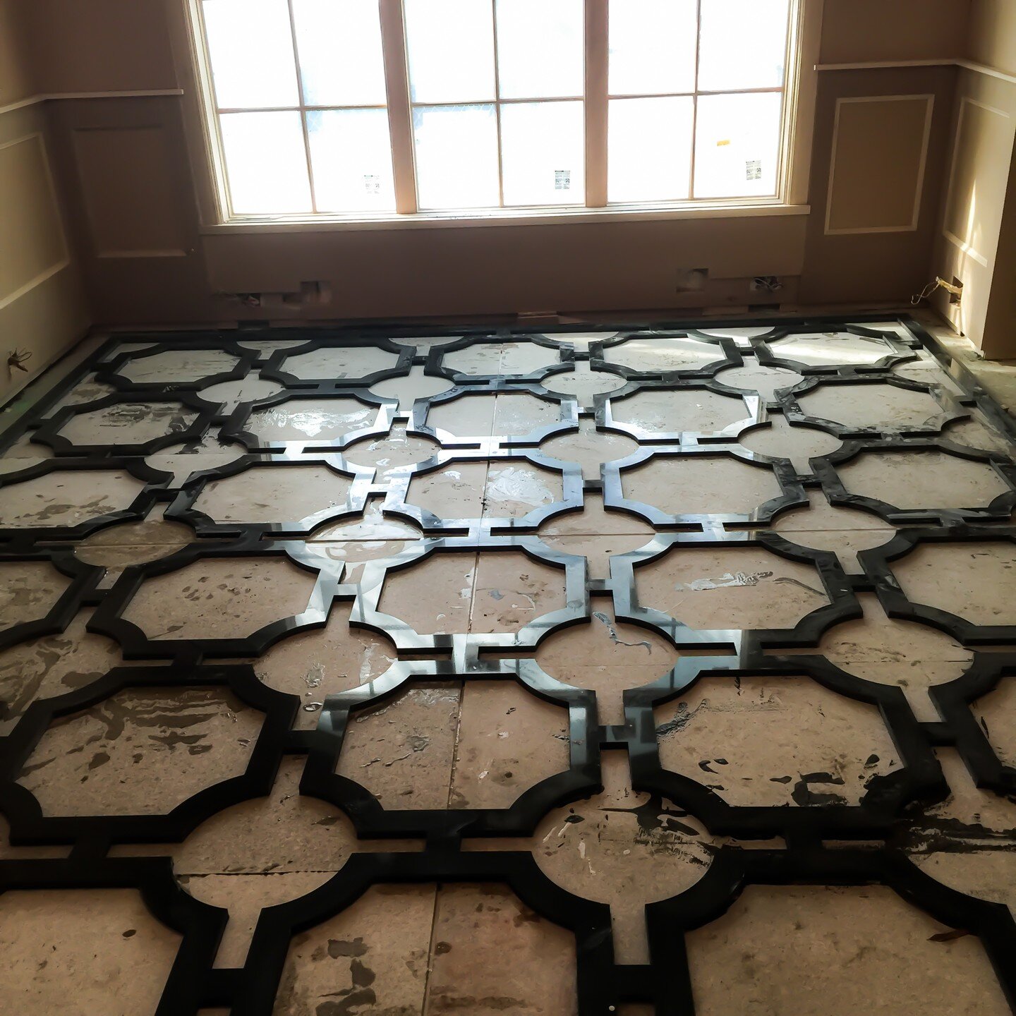 Check out the progression of this amazing dining room floor in one of our custom jobs. Water jet cut black granite slabs and water jet cut white glass tile all put together like a wonderful puzzle!!

Installer: @icm_marble_and_granite 

Architect: @n