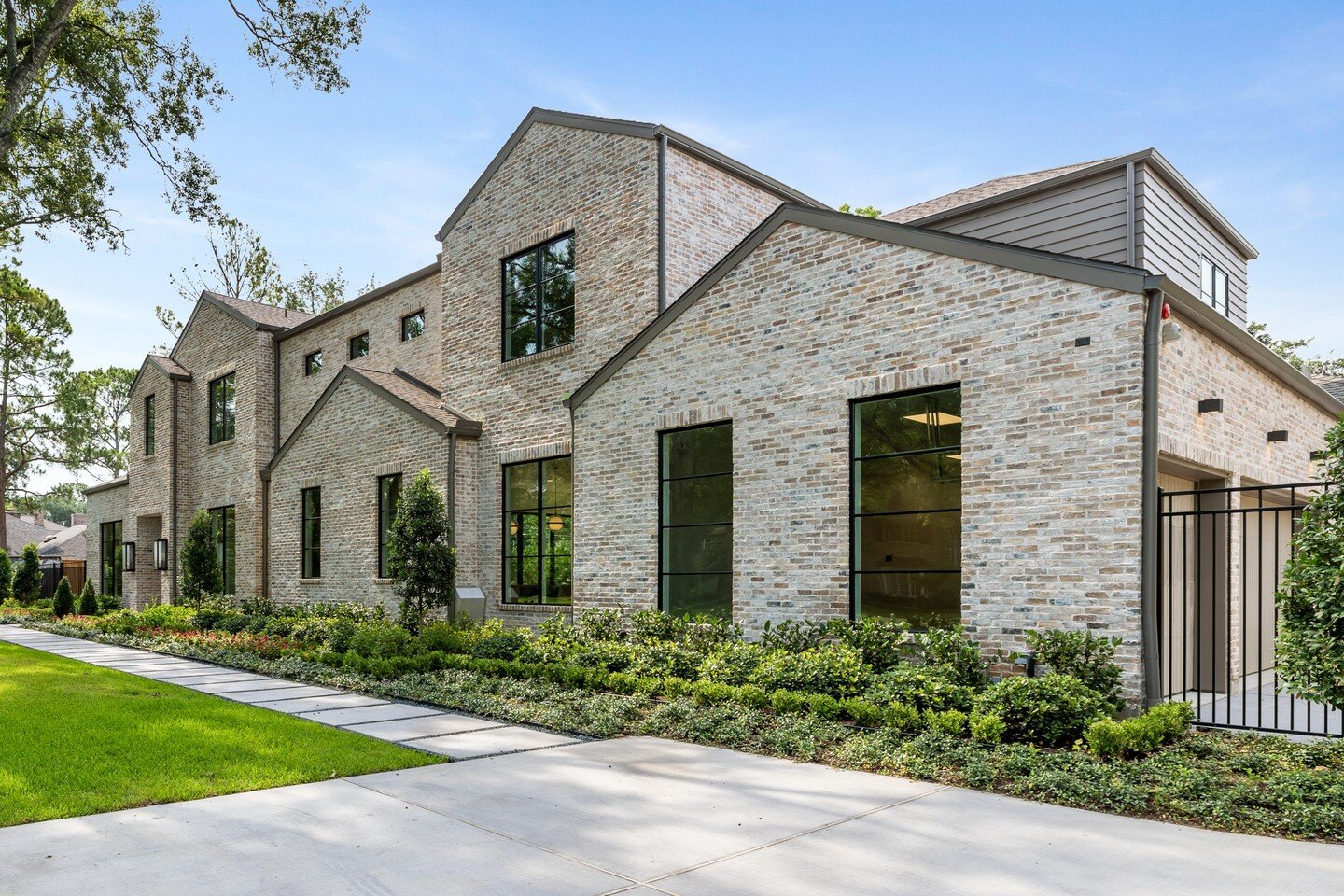 Just SOLD 11315 Coloma Lane!!! Congratulations to the buyers! 🎉🏡

Check out more pictures of this beautiful project on our website: www.concordbuilders.com.

#concord.builders #newconstructionhomes #customluxuryhome #houstonrealestate #houstontxhom