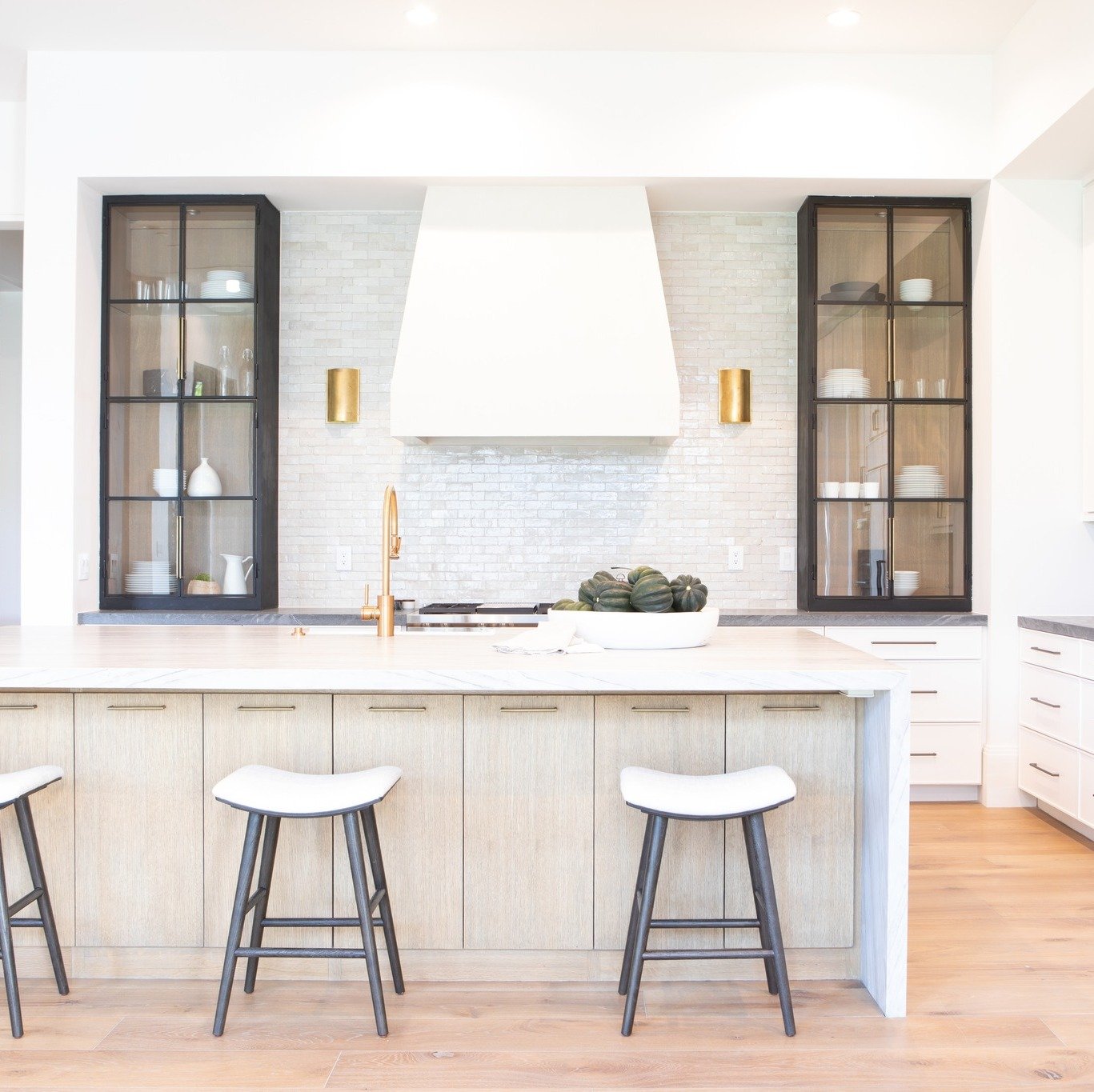 During the holidays, the kitchen is one of the essential rooms for entertaining. We pay close and thoughtful attention to the meticulous details in every room, from the lighting fixtures to the flooring and everything in between. Here are some kitche