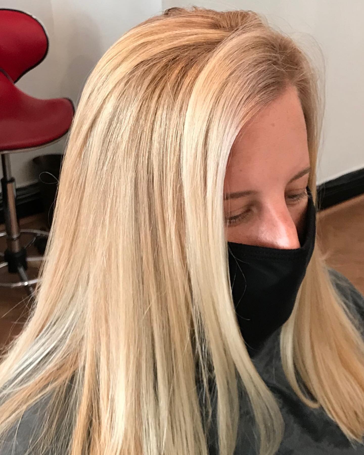 A creamy, luscious blonde balayage is a great way to end the week.
@essam_chalf 
.
.
.
.#balayage #wellaprofessional #wellacolor #illumina #dcstylist #georgetownmainstreet #georgetownhairstylist #hairbrained #geogetowndc #fringehairstudio