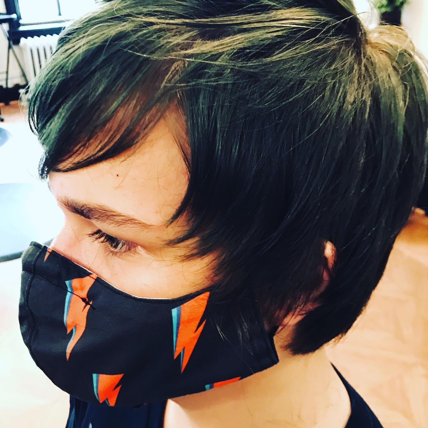 Razor cut and the awesome Gareth! @essam_chalf Chopped off years old of length into this short razored pixie.
.
.
.
#shorthair #pixiecut #razorcuts #texture #makeover #georgetownmainstreet #georgetownsalon #georgetownstylist #dcstylist @drusilla_grey
