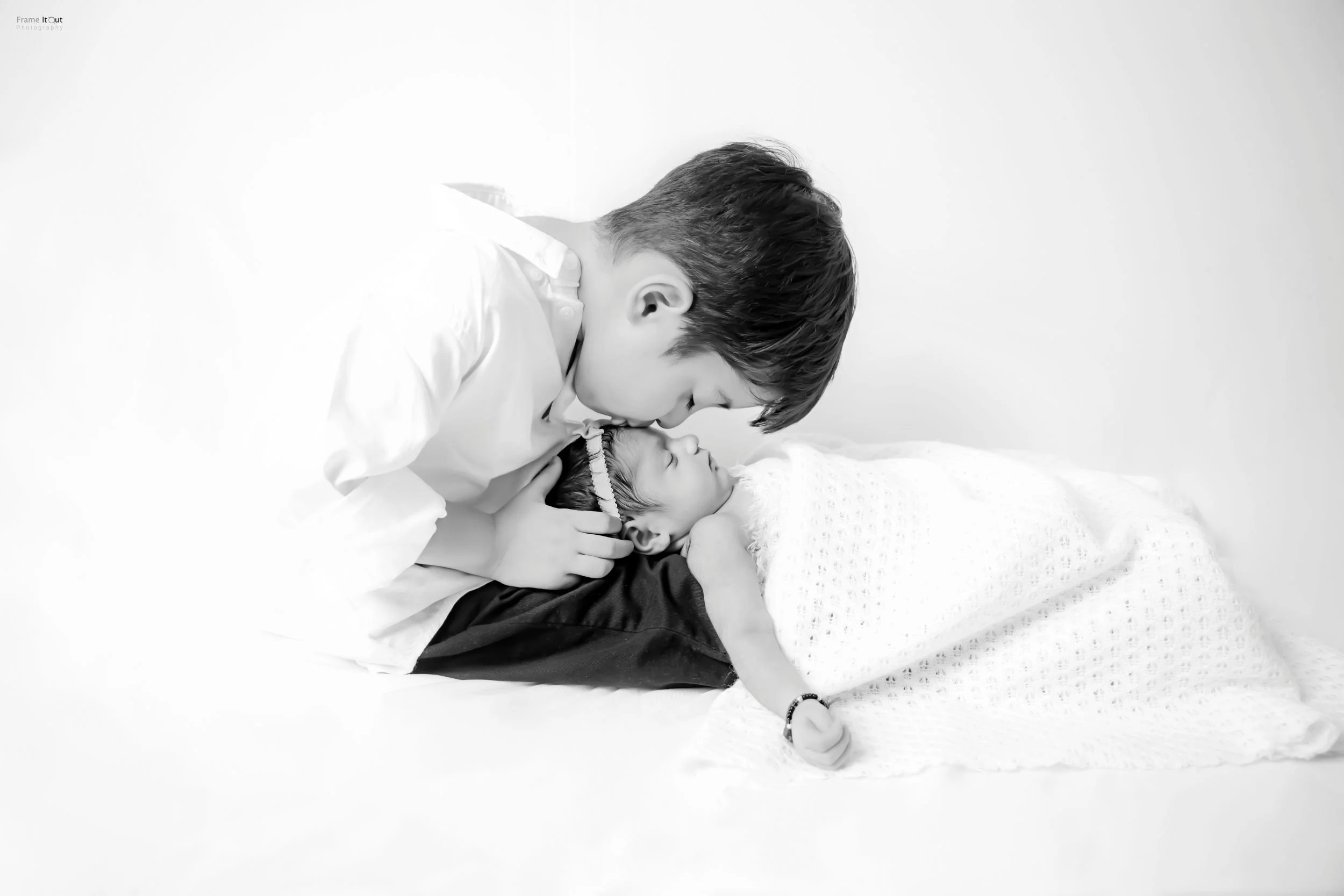 Artistic black and white newborn photography by Frame It Out
