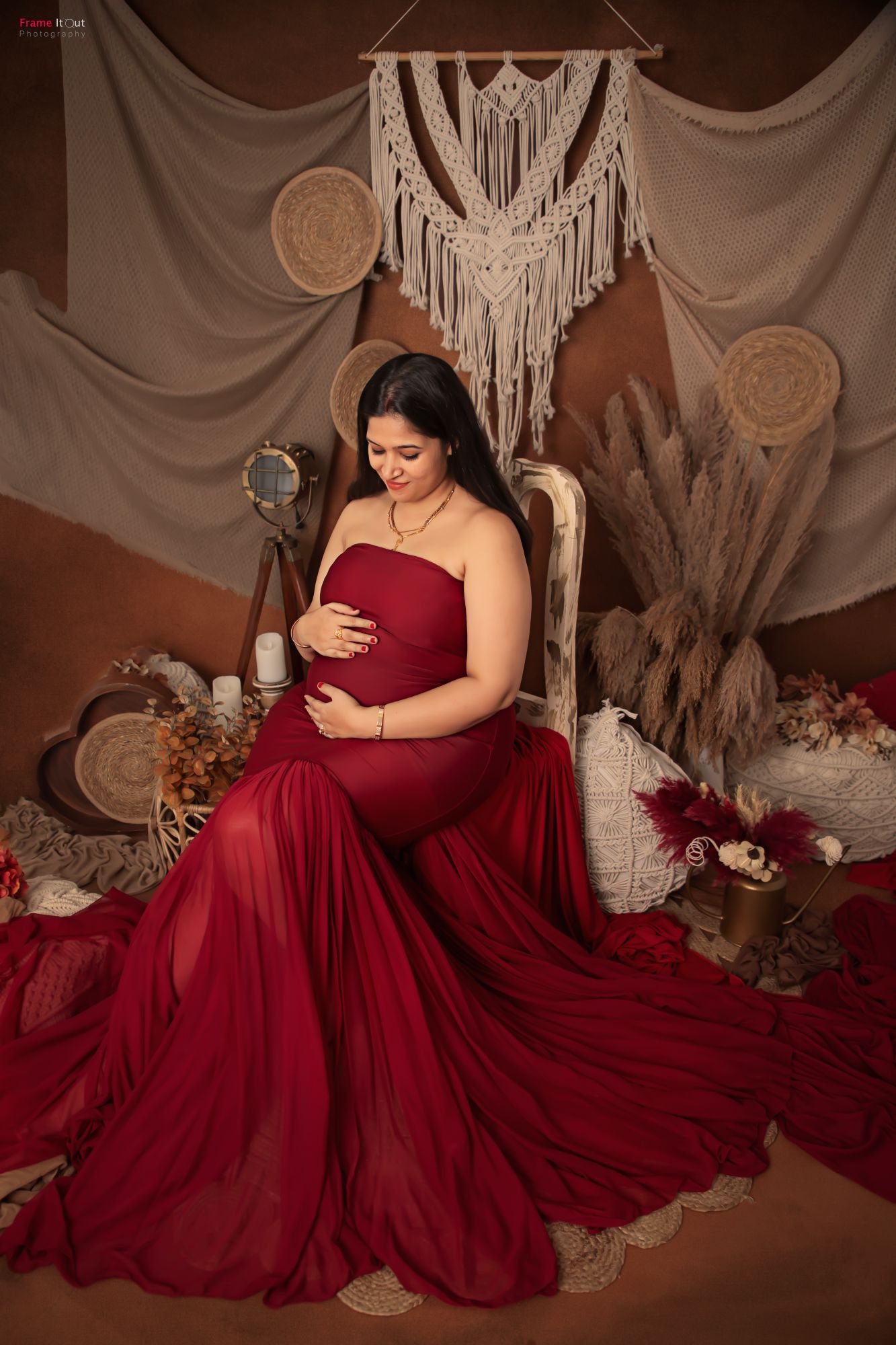 Lifestyle maternity photo of mother-to-be sitting in relaxed pose