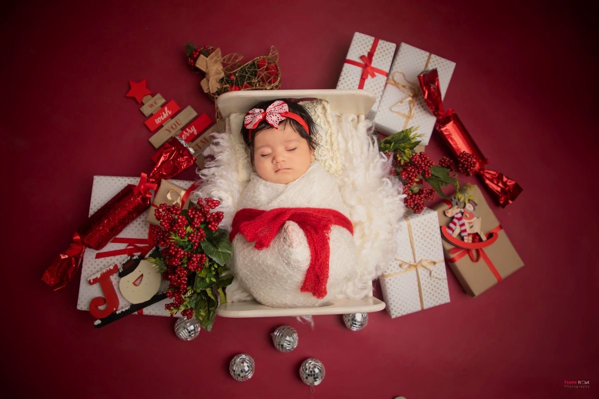 Christmas Mini Session 2025 – baby in Christmas outfit with decor – NCR families
