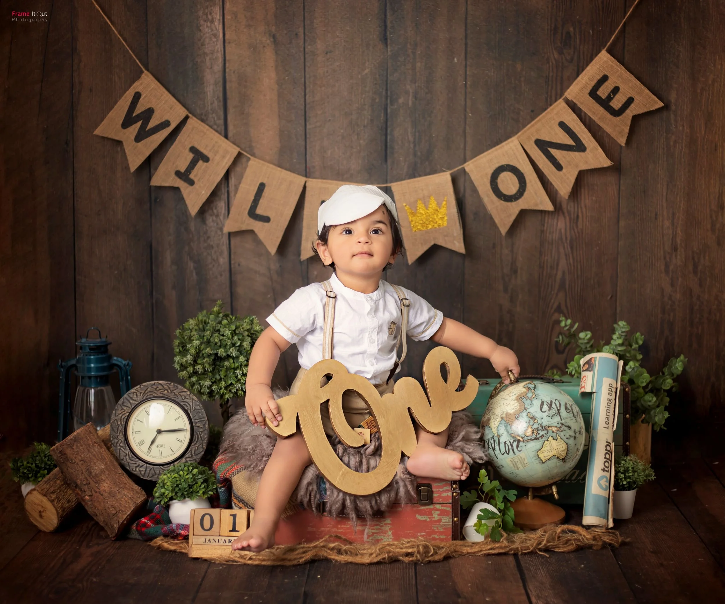 Sitter baby photography session at Frame It Out Photography studio in Faridabad, capturing expressive sitter milestones for families across Delhi NCR.