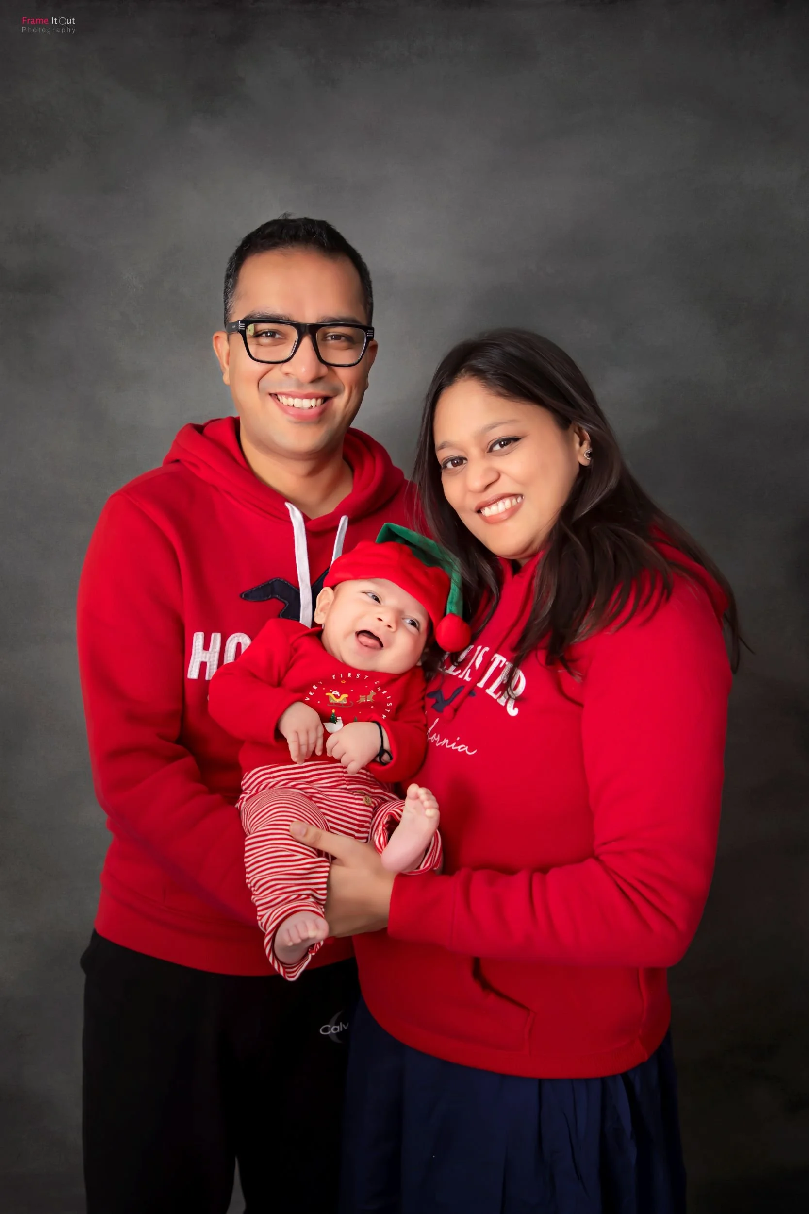 Elegant newborn photography with parents – Frame It Out