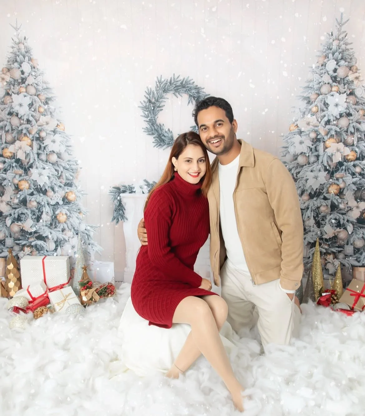 Christmas Mini Session 2025 – couple in Christmas props – Delhi NCR