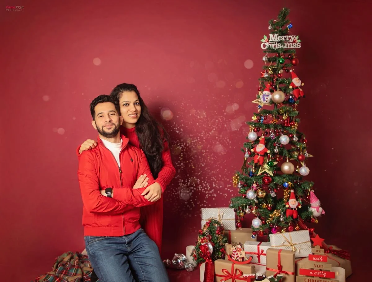 Christmas Mini Session 2025 – couple in Christmas props – Delhi NCR