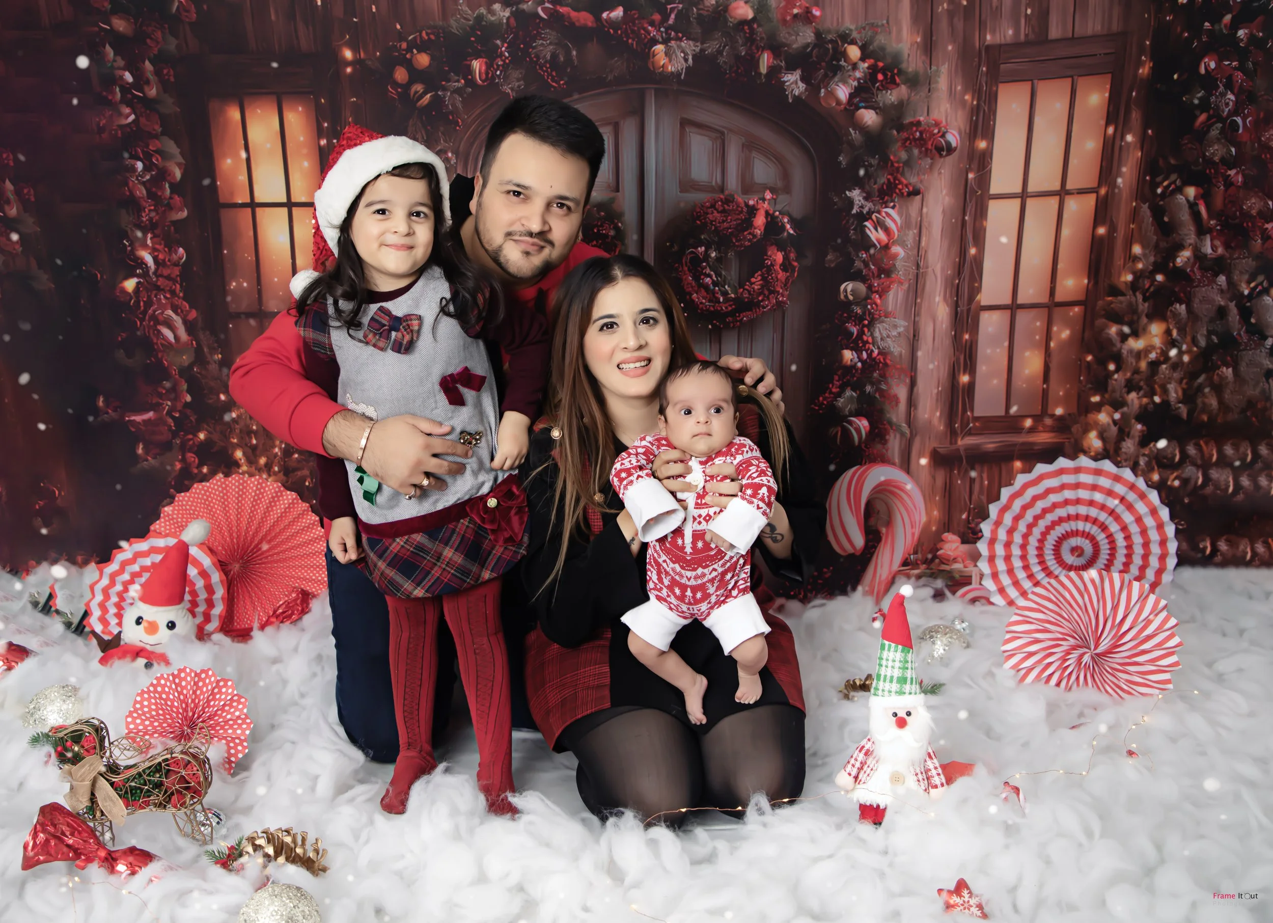 Christmas Mini Session 2025 – family candid laughter in Christmas setting – Faridabad