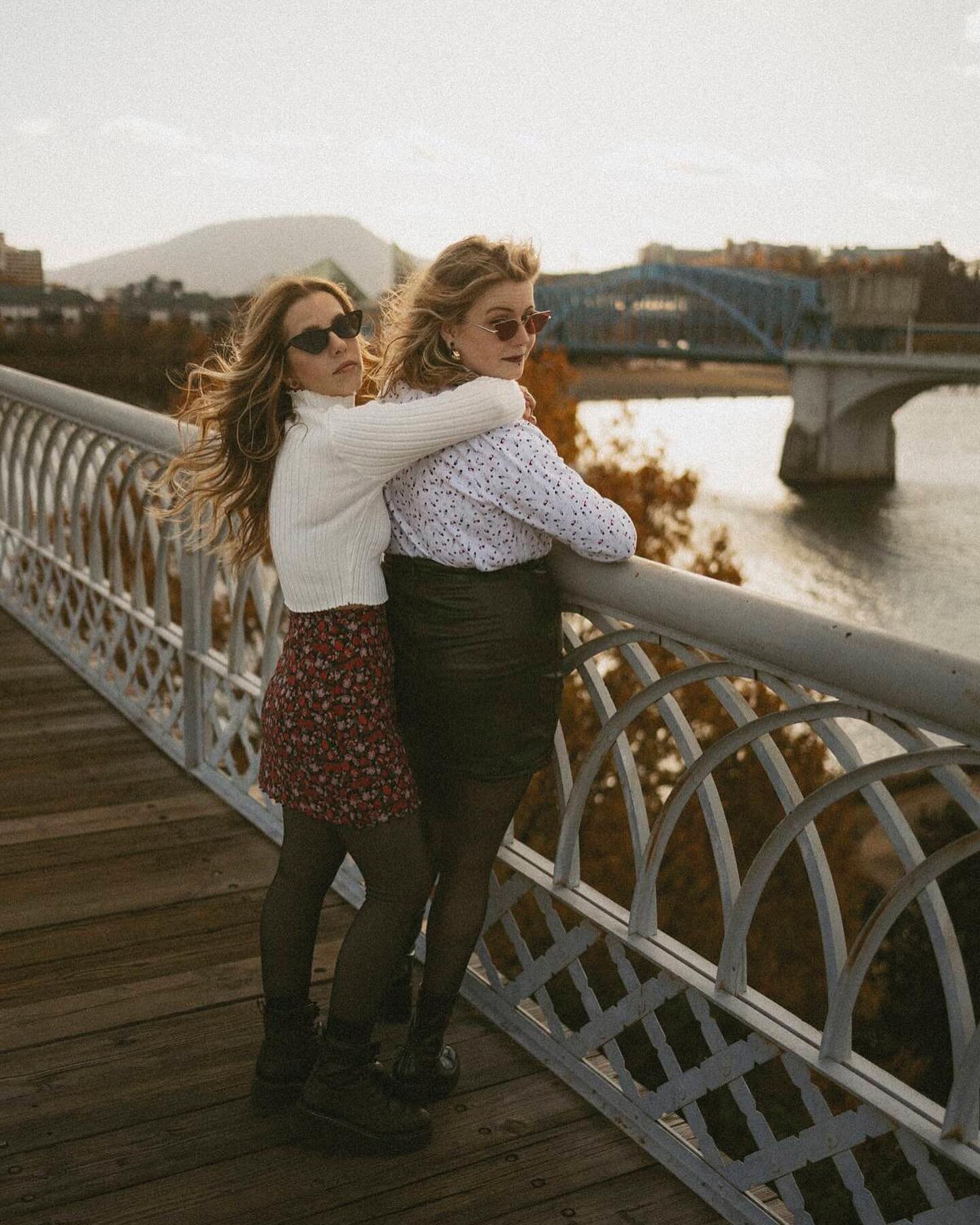 After we snapped some adorable family shots with the pets, Summer + Lainey did a quick outfit change and we went for a chilly afternoon walk through Chattanooga. These two could make Alaska look hot. 🥵🔥