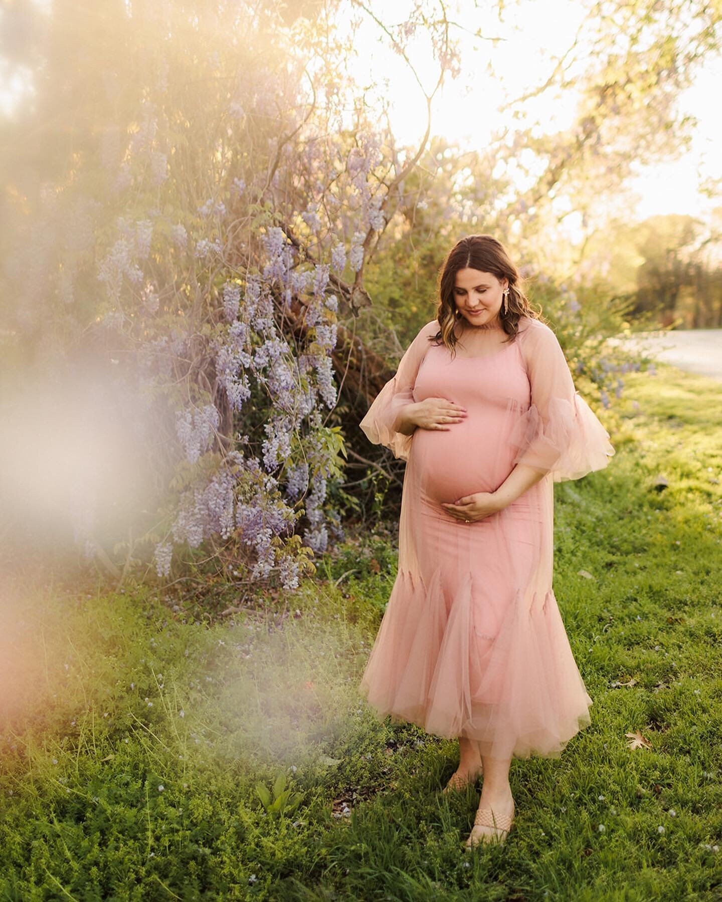 Can I get a 👏🏼👏🏼👏🏼 for how gorgeous Kennedy is?!? ✨ 

We are just weeks away from Sam and K welcoming their daughter Gemma into the world. I know Kennedy has always wanted to be a mom and I cannot wait to see her in her element once baby girl i