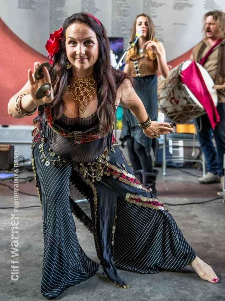 BELLYDANCE IN THE GARDEN WITH THE FELDTHOUSE FAMILY BAND! SATURDAY APRIL 11 FRPM 3 TO 5pm. FREE SHOW!