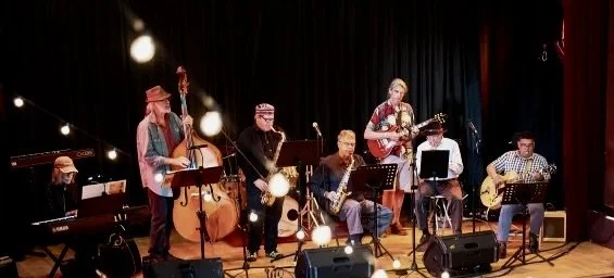 CAYUGA JAZZ BAND, WEDNESDAY APRIL 29 FROM 5:30 TO 7:30 ON THE GARDEN STAGE, FREE SHOW!