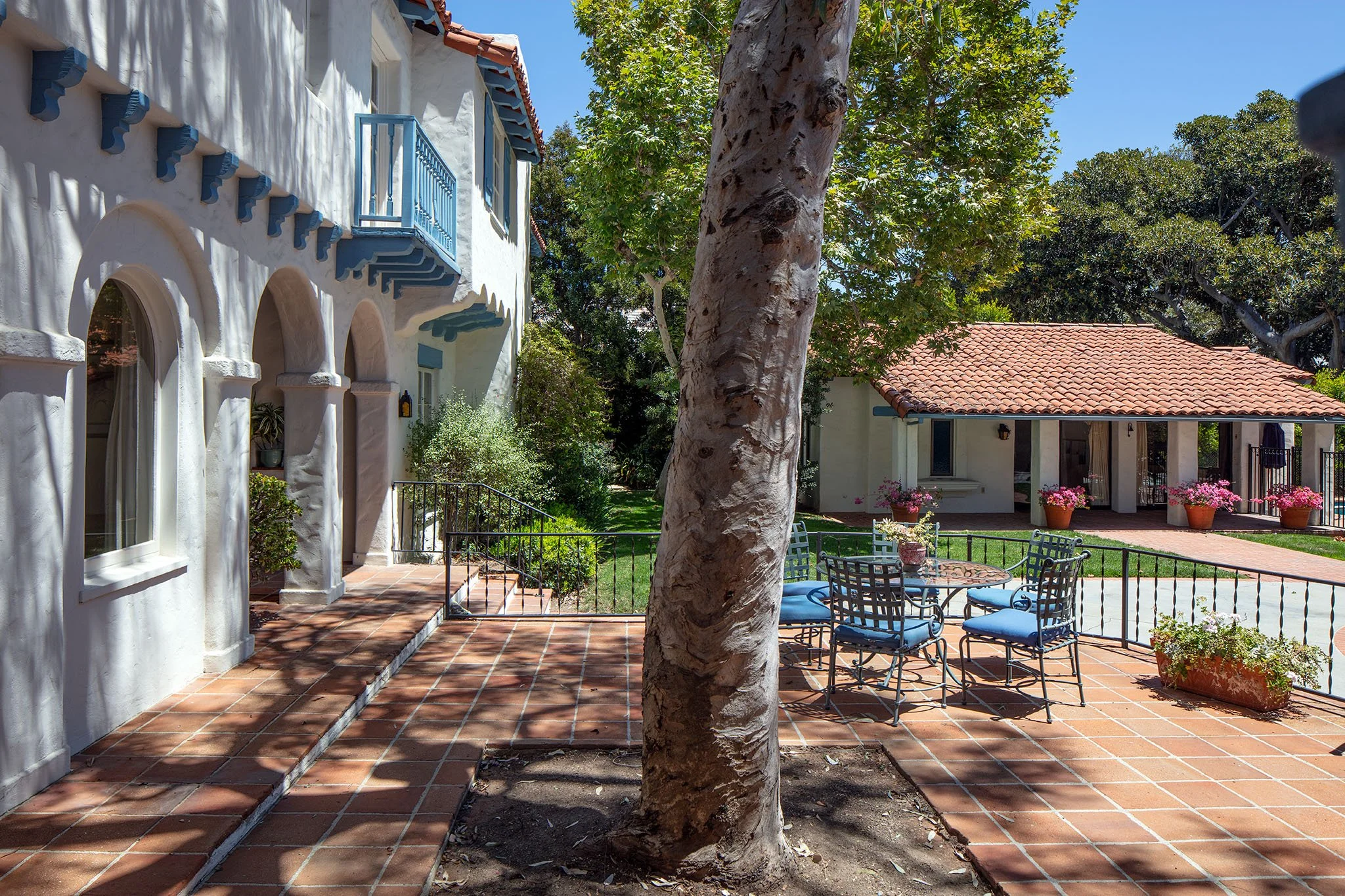 lamesa1923-patio.jpg