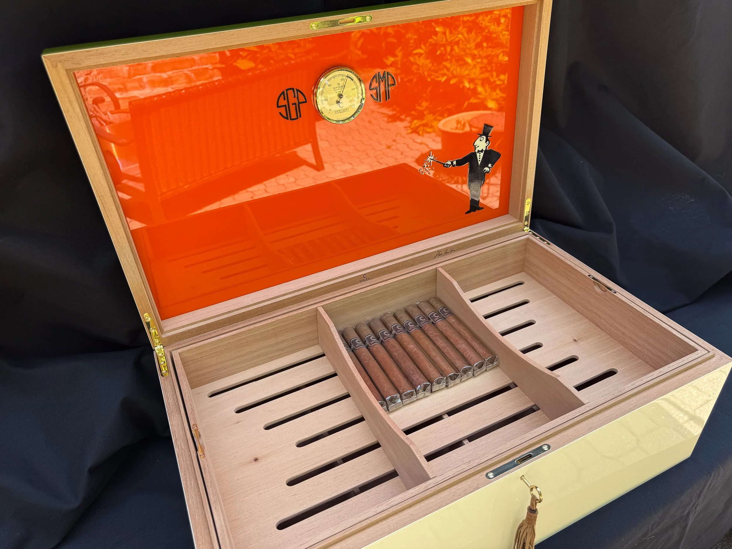 centient-luxury-avocado-green-orange-humidor-open-lid-cigar-tray.jpg