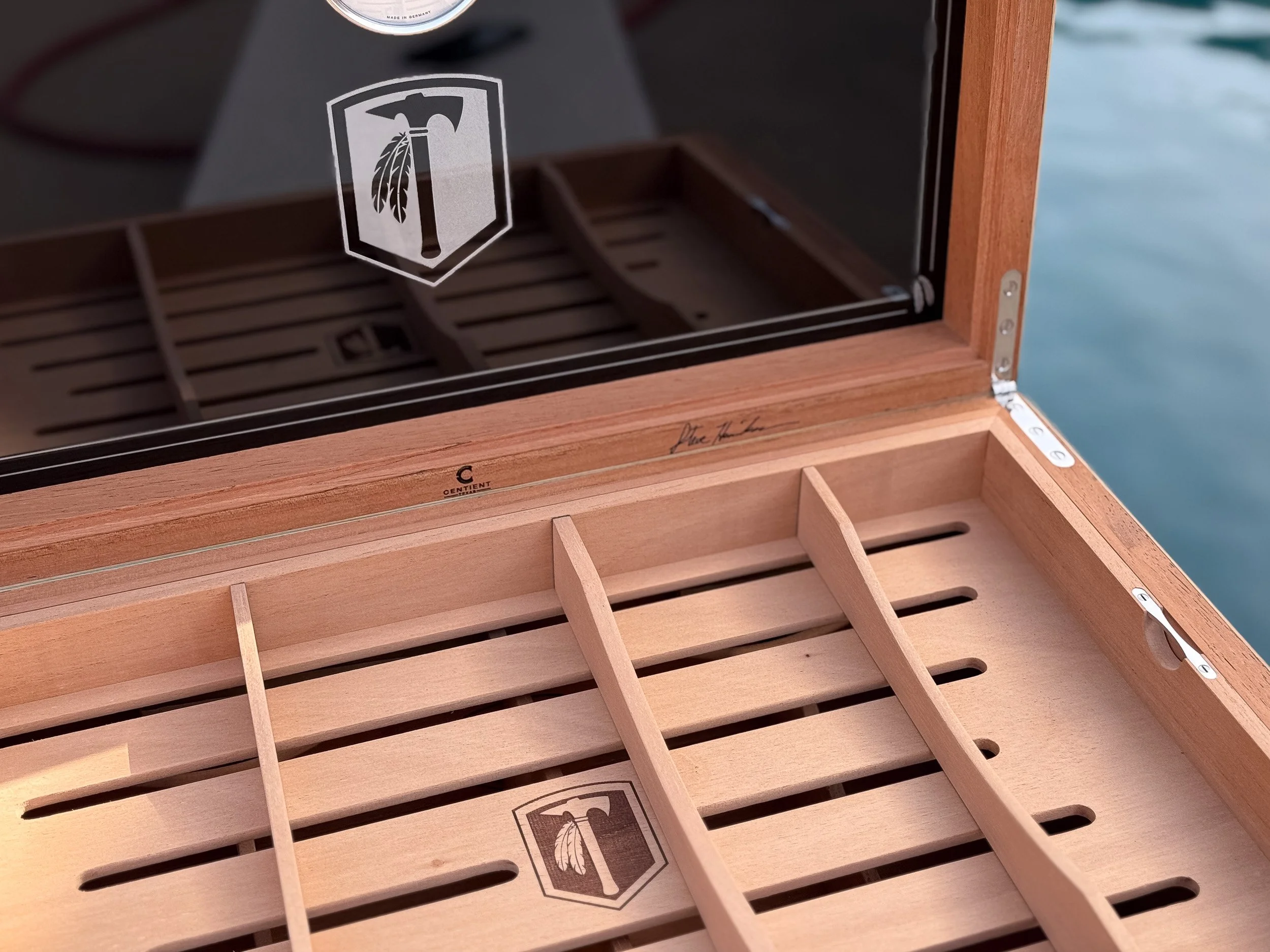 centient-luxury-pecky-cypress-humidor-tray-close.jpg