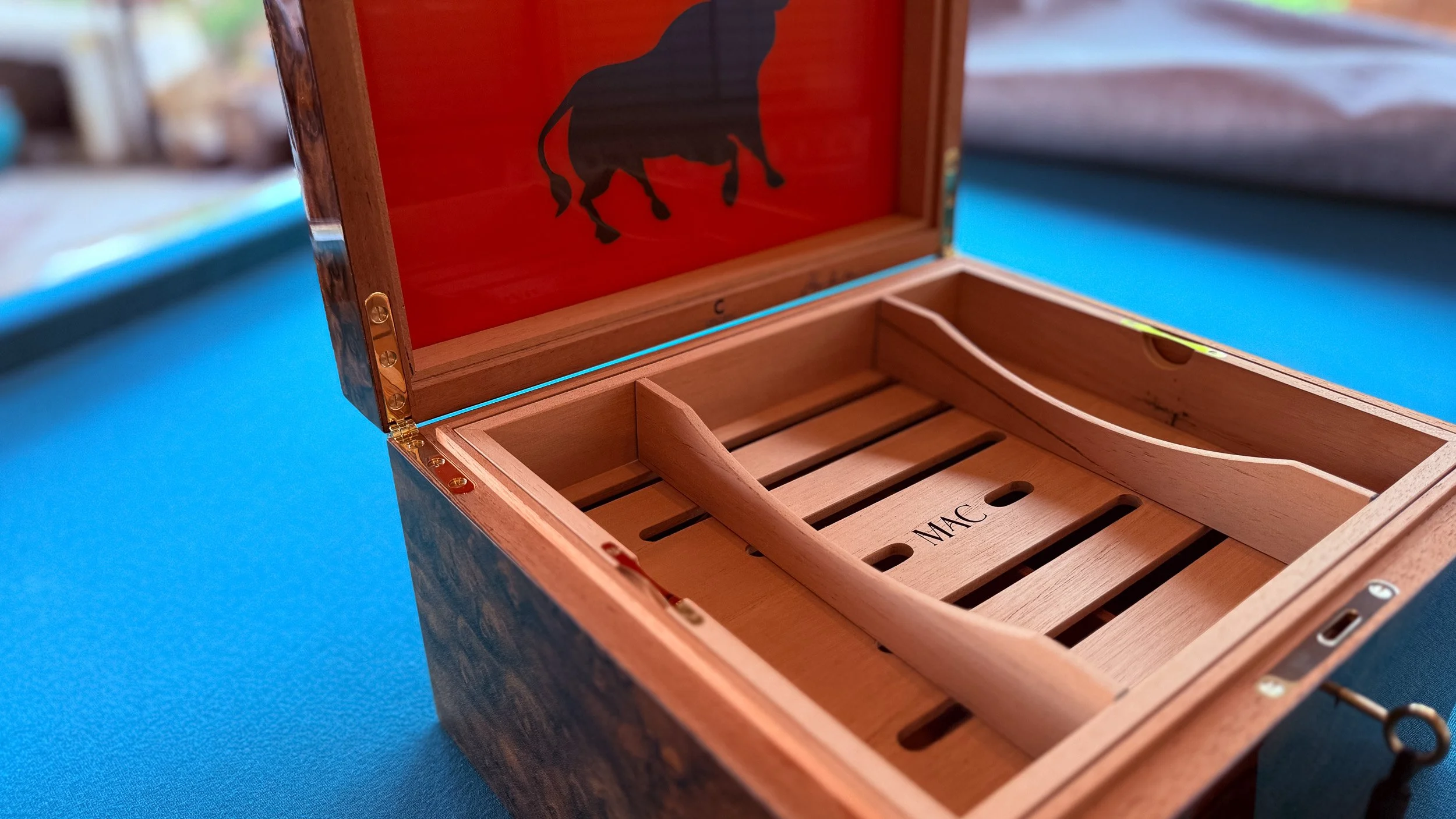 centient-luxury-walnut-burl-humidor-tray-key.jpg