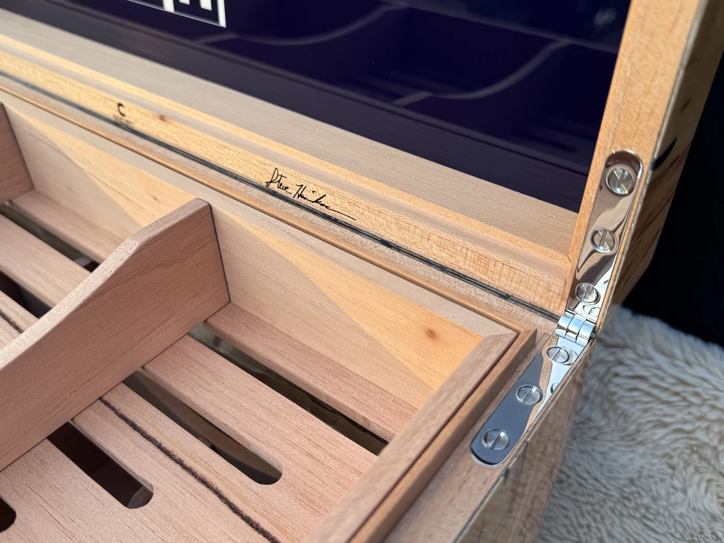 centient-luxury-bethlehem-olivewood-humidor-right-stainless-steel-hinge-branding.jpg