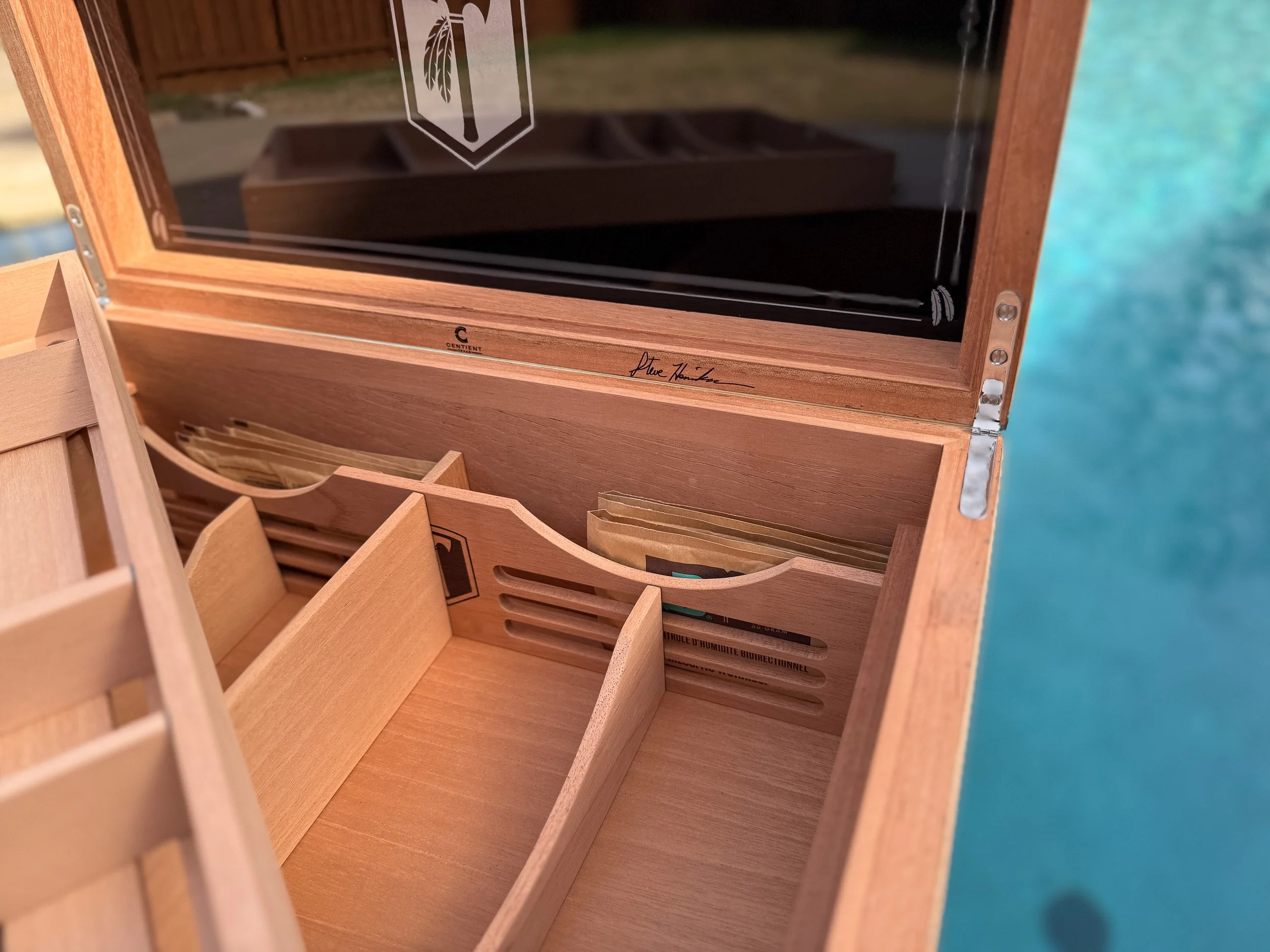 centient-luxury-pecky-cypress-humidor-boveda-carrier.jpg
