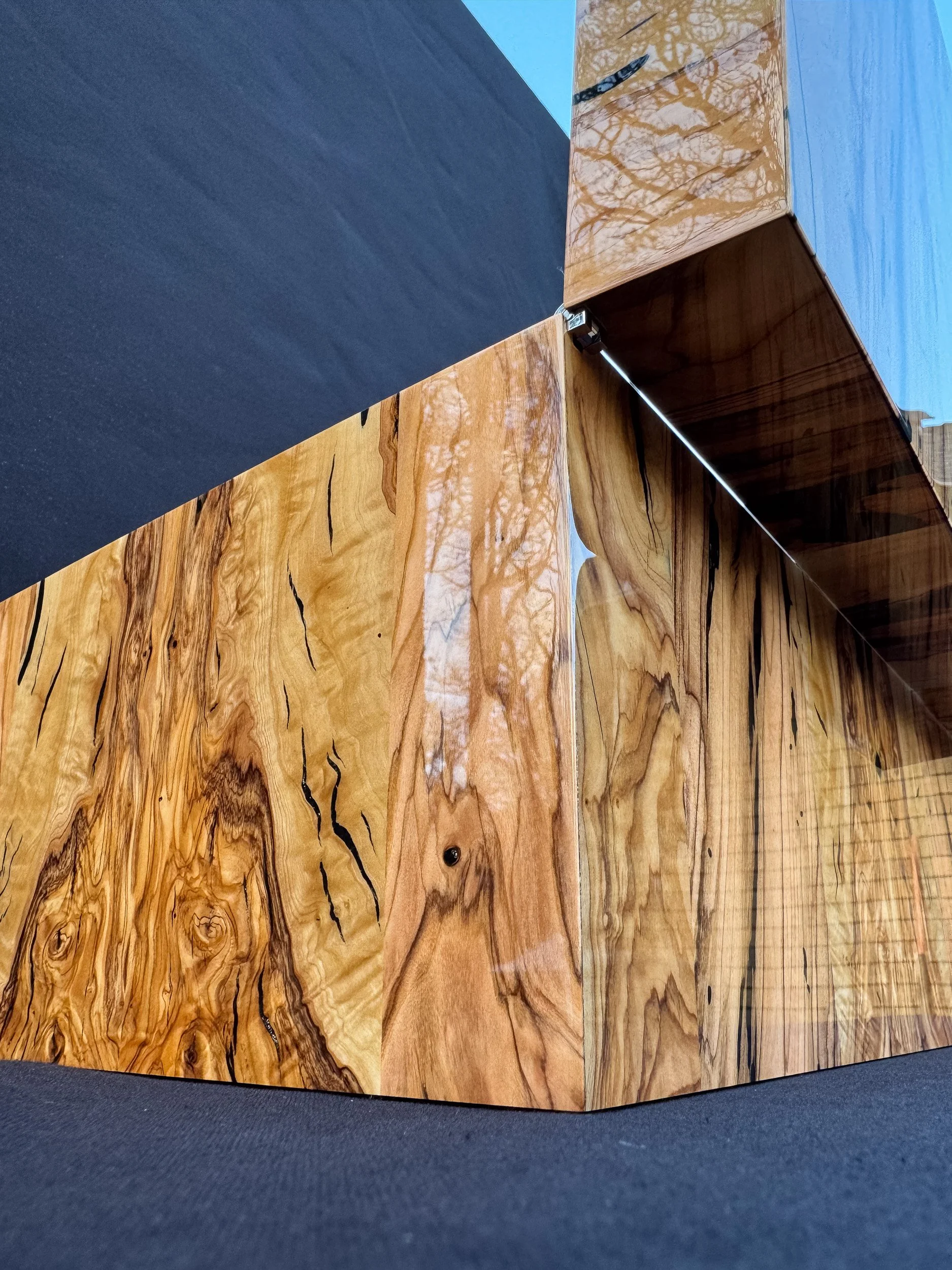 centient-luxury-bethlehem-olivewood-humidor-closeup-grain-joinery.jpg