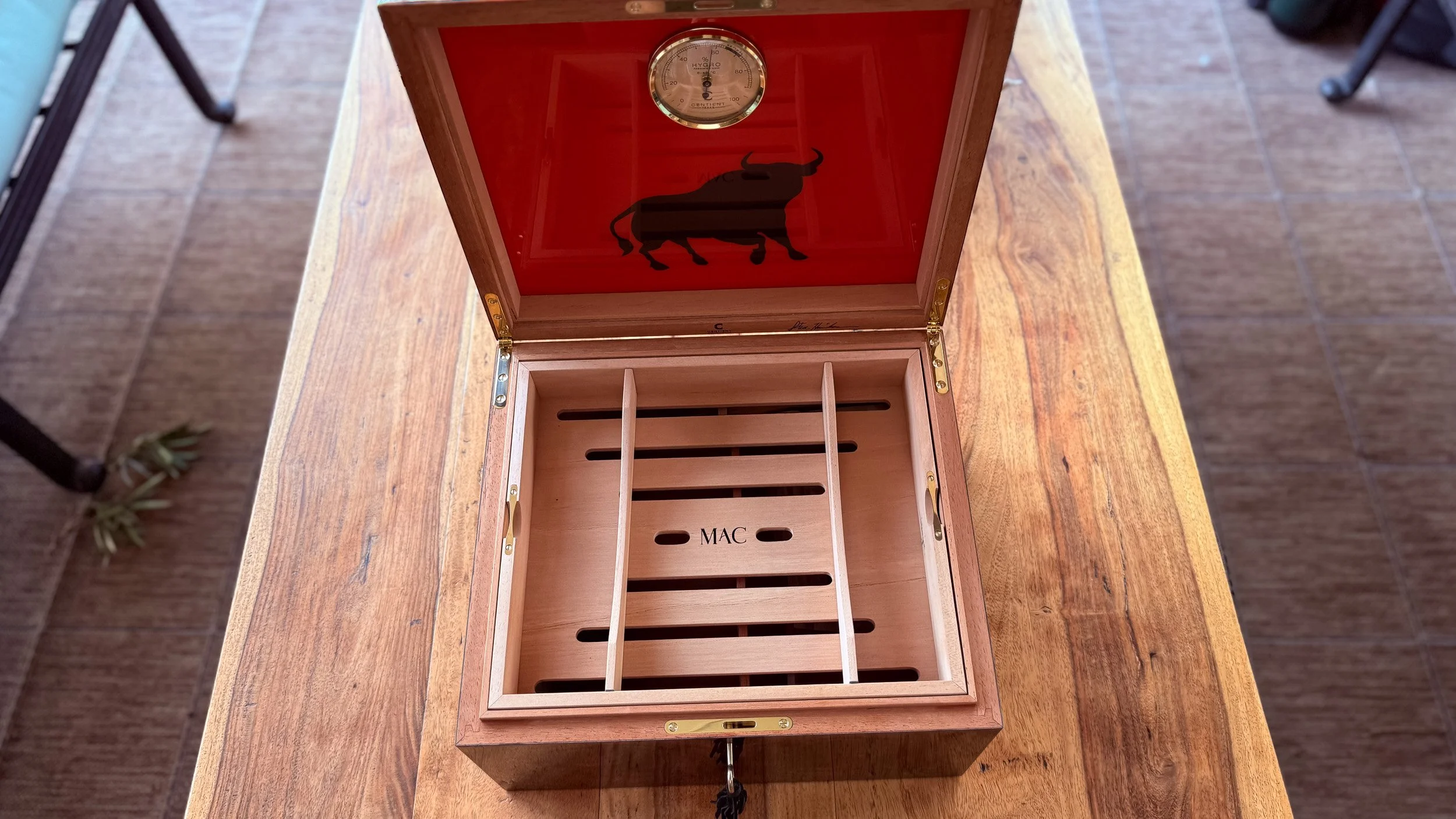 centient-luxury-walnut-burl-humidor-tray-top-view.jpg