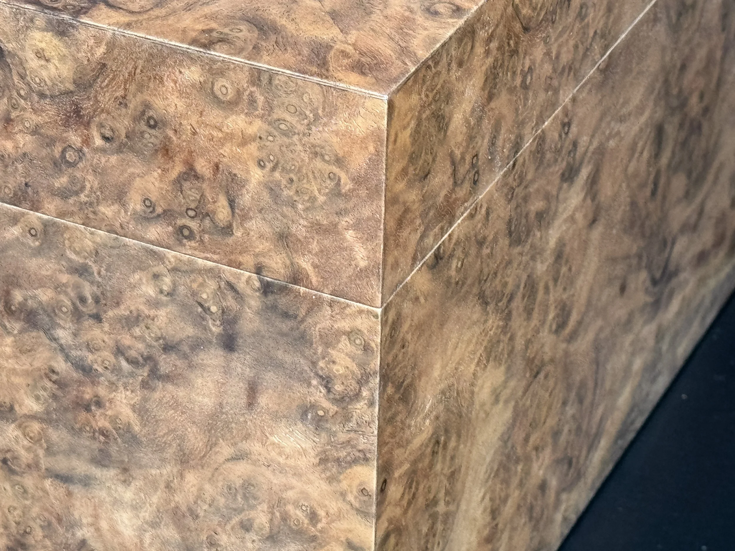 centient-luxury-walnut-burl-humidor-right-lid-corner.jpg