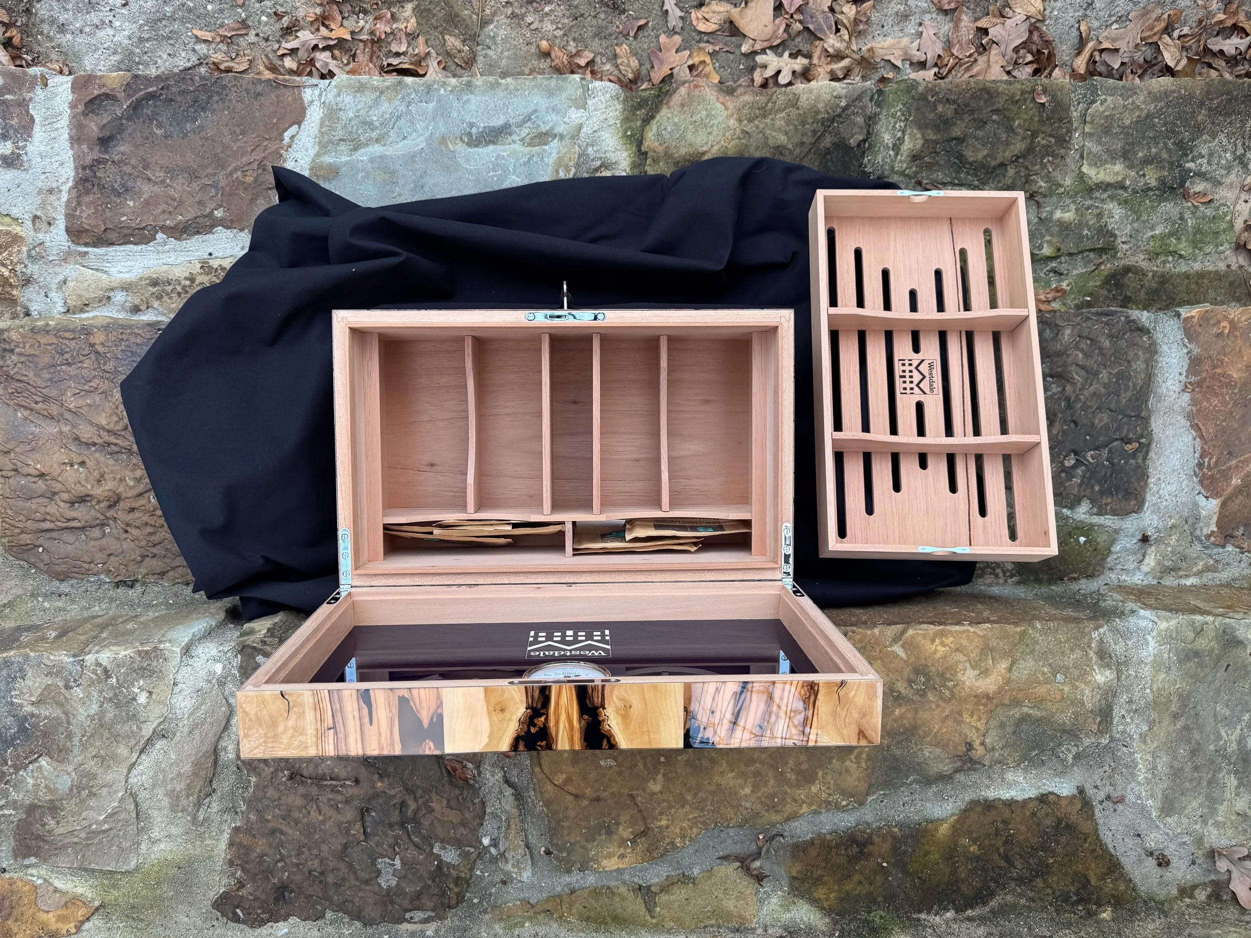centient-luxury-bethlehem-olivewood-humidor-open-lid-dividers-removable-tray.jpg