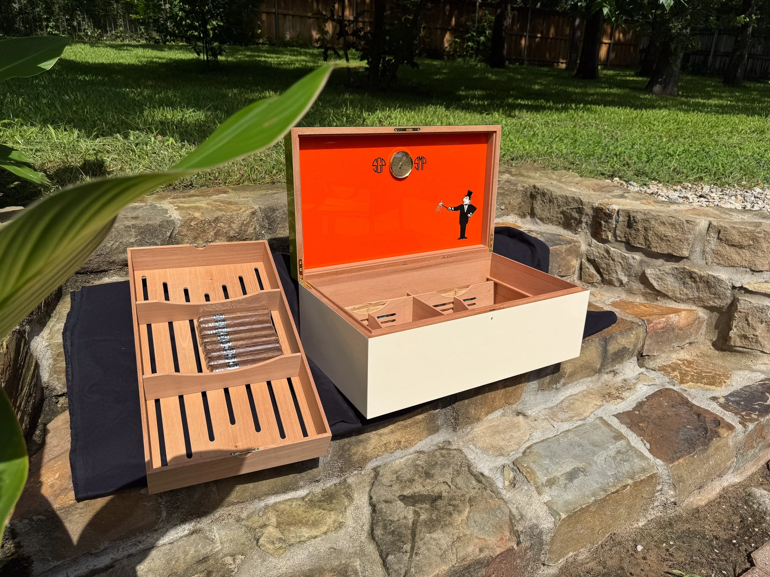 centient-luxury-avocado-green-orange-humidor-open-tray-removed-outdoor.jpg