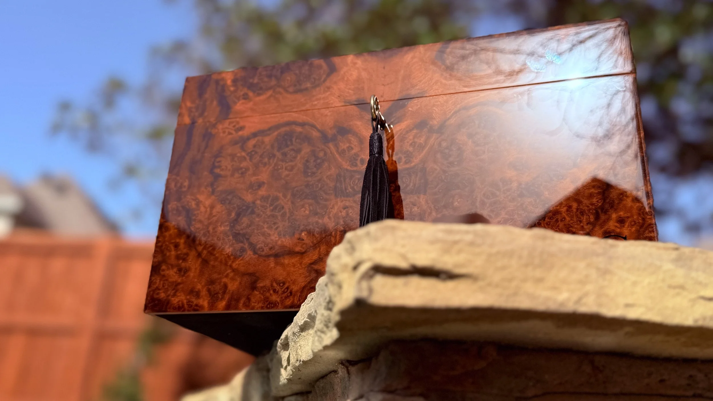 centient-luxury-walnut-burl-humidor-front-gloss-tassel-key.jpg