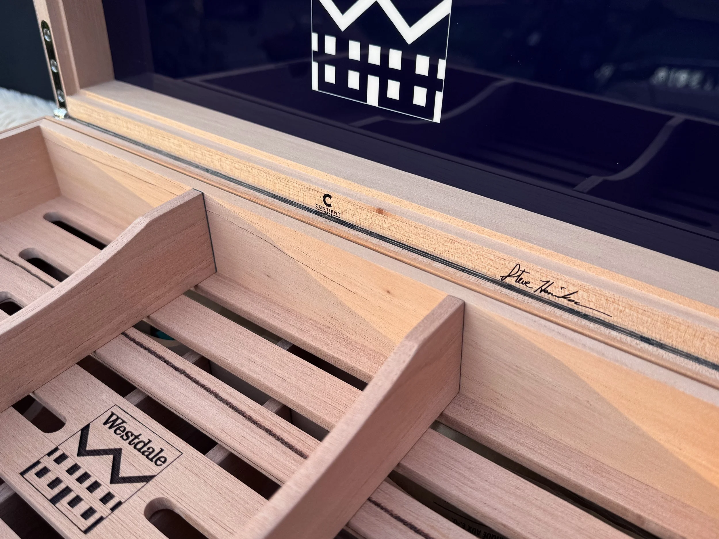 centient-luxury-bethlehem-olivewood-humidor-interior-tray-signature-detail.jpg