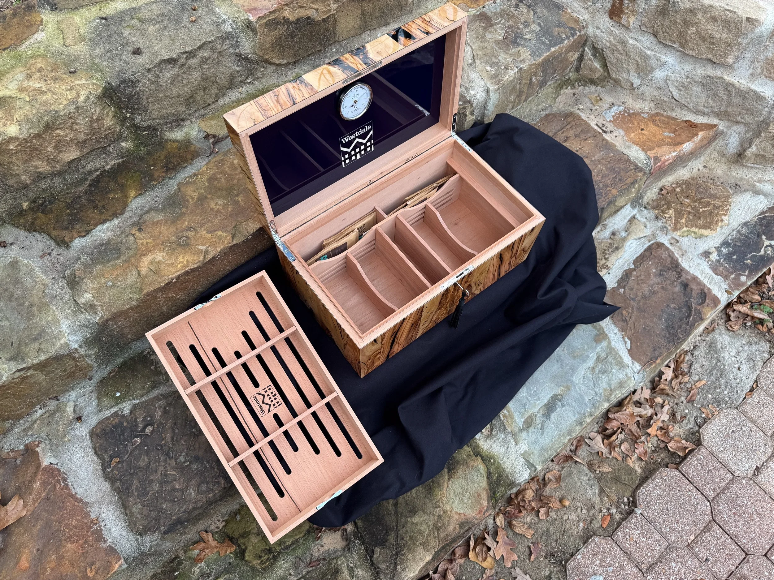 centient-luxury-bethlehem-olivewood-humidor-overhead-view.jpg