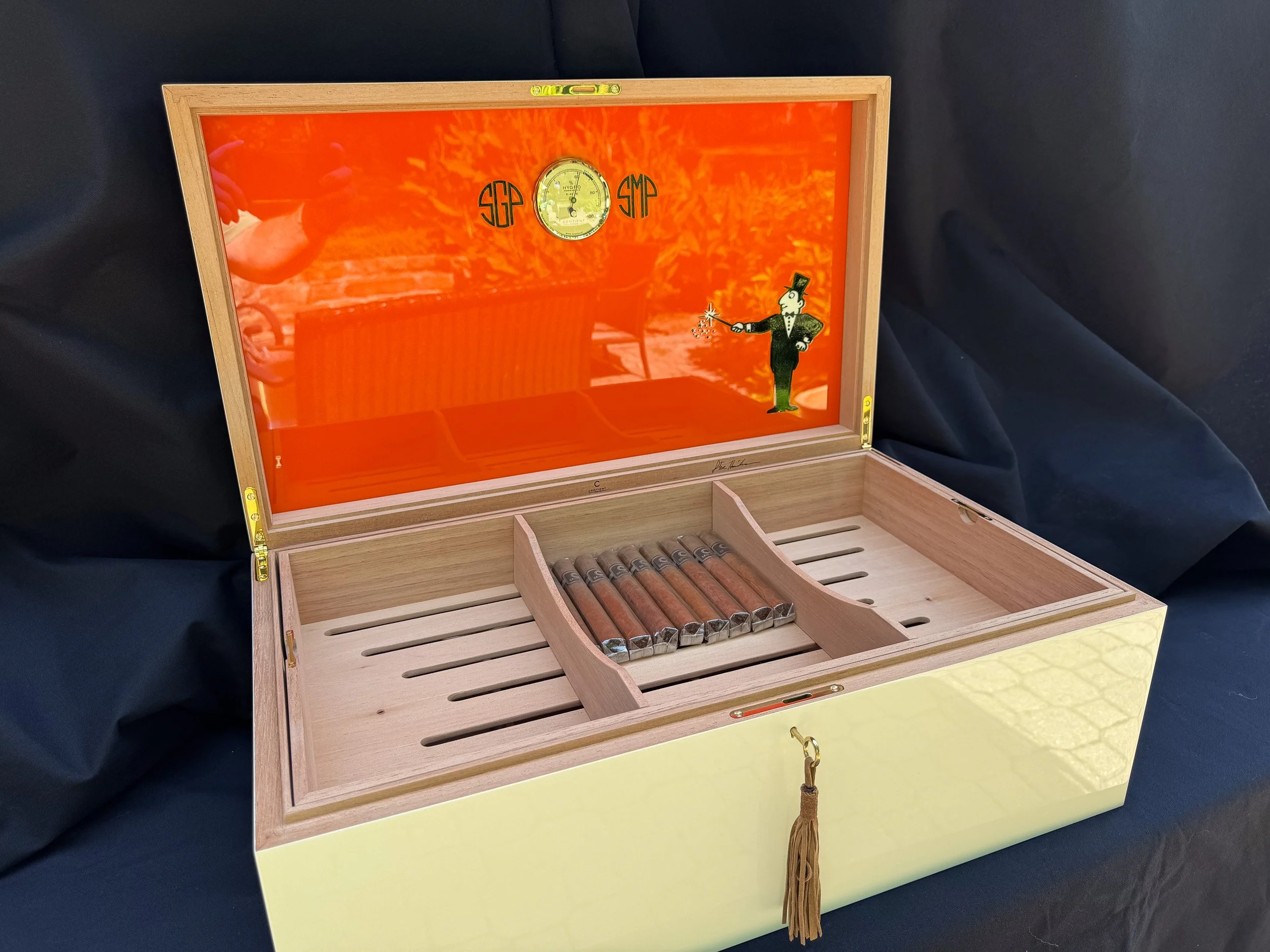 centient-luxury-avocado-green-orange-humidor-open-lid-interior-art.jpg