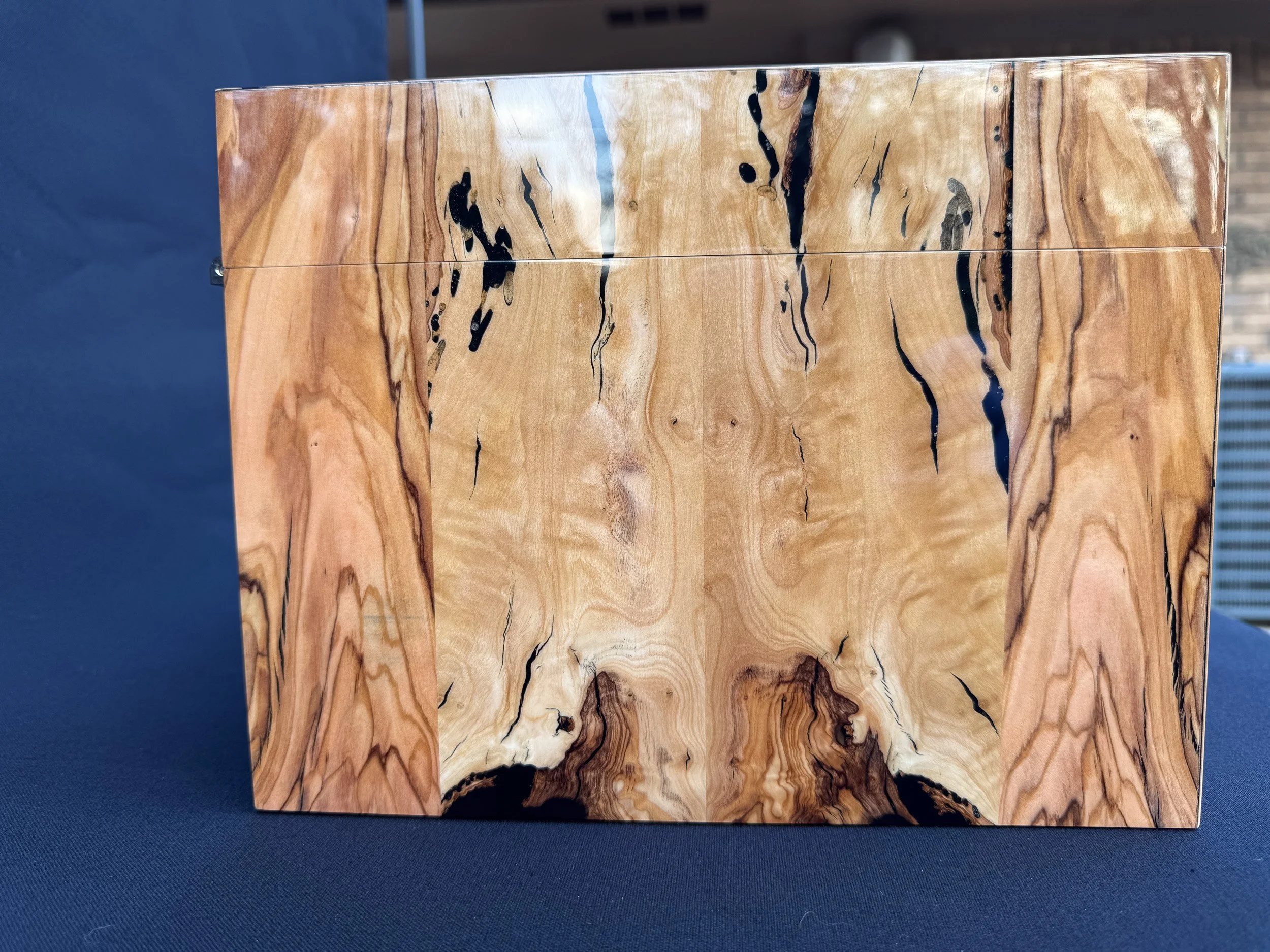 centient-luxury-bethlehem-olivewood-humidor-left-side-grain-detail.jpg