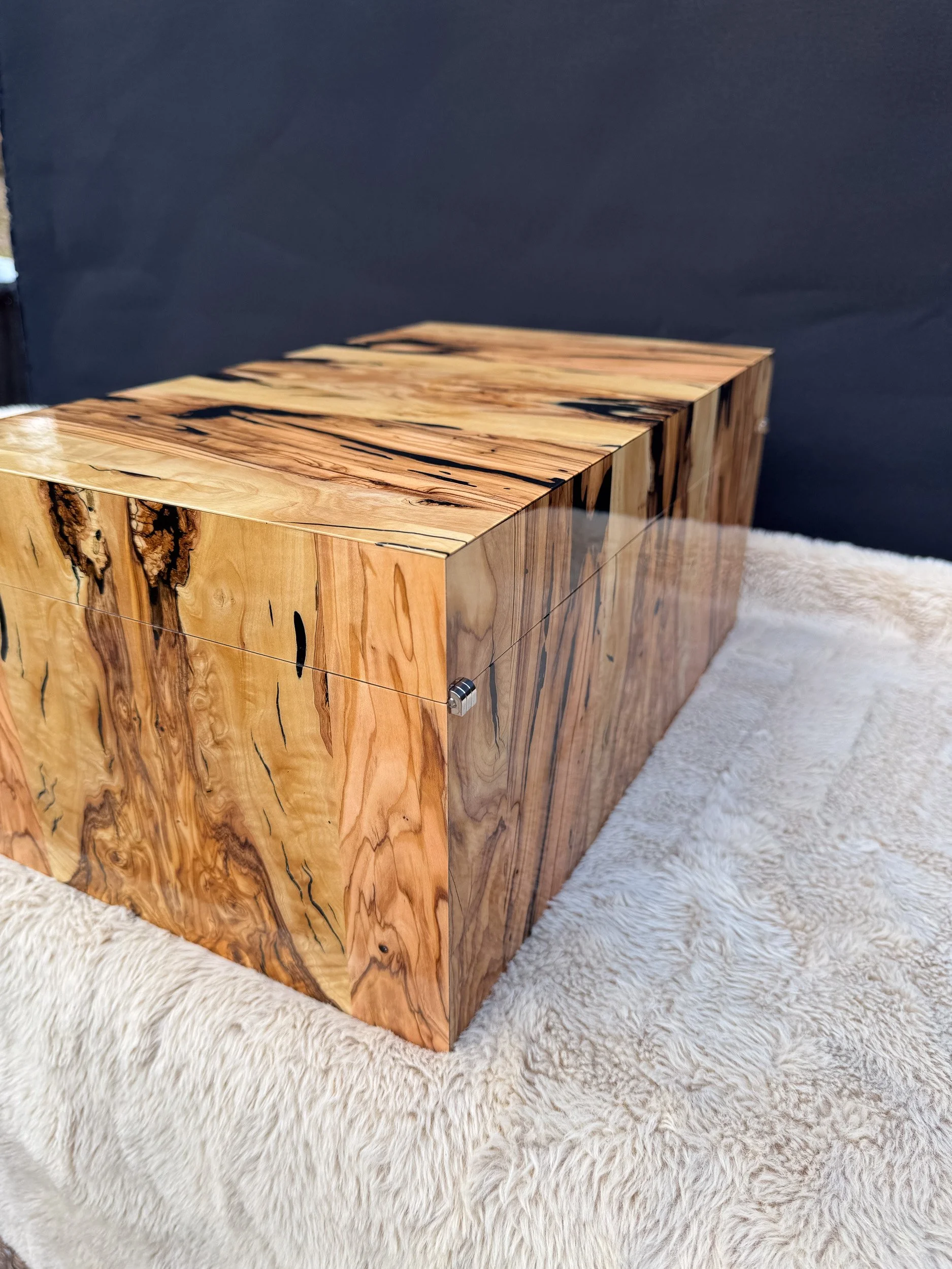 centient-luxury-bethlehem-olivewood-humidor-right-side-lid-detail.jpg